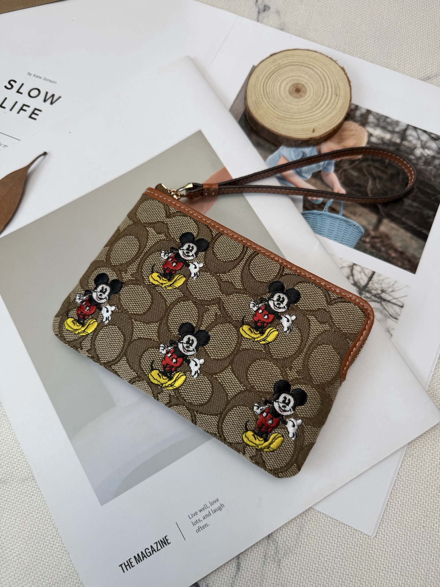 Coach Coach这款CN033和迪士尼联名的米奇零钱手拿包 老花帆布+米奇刺绣 又童趣 棕色皮革边饰