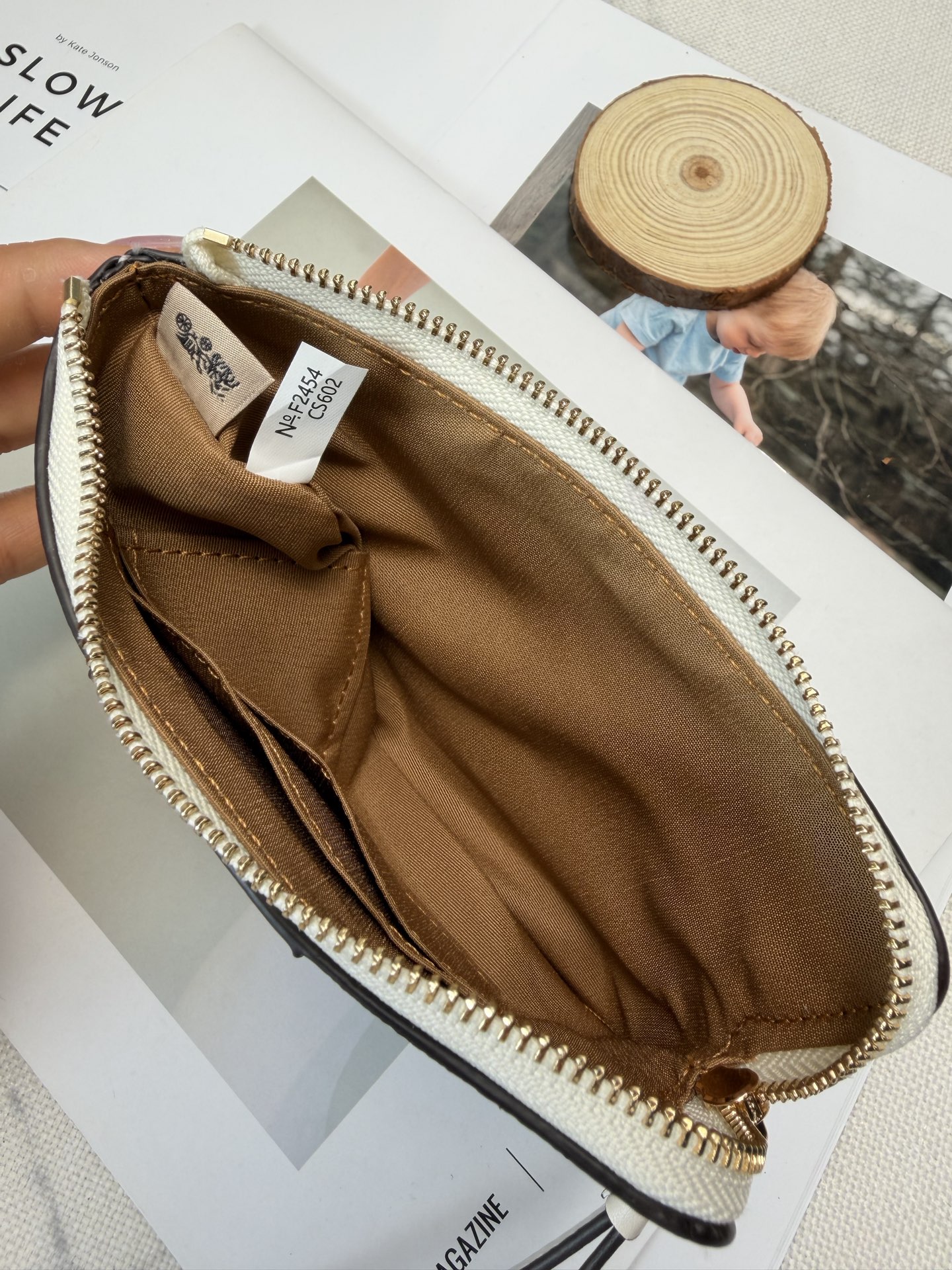 Coach 老花系列 优质皮革+按扣开合 简约实用 正面有品牌标志和马车图案 使用了YKK拉链开合