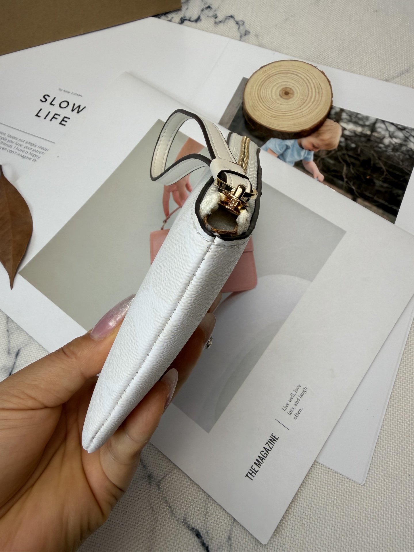 Coach 老花系列 优质皮革+按扣开合 简约实用 正面有品牌标志和马车图案 使用了YKK拉链开合