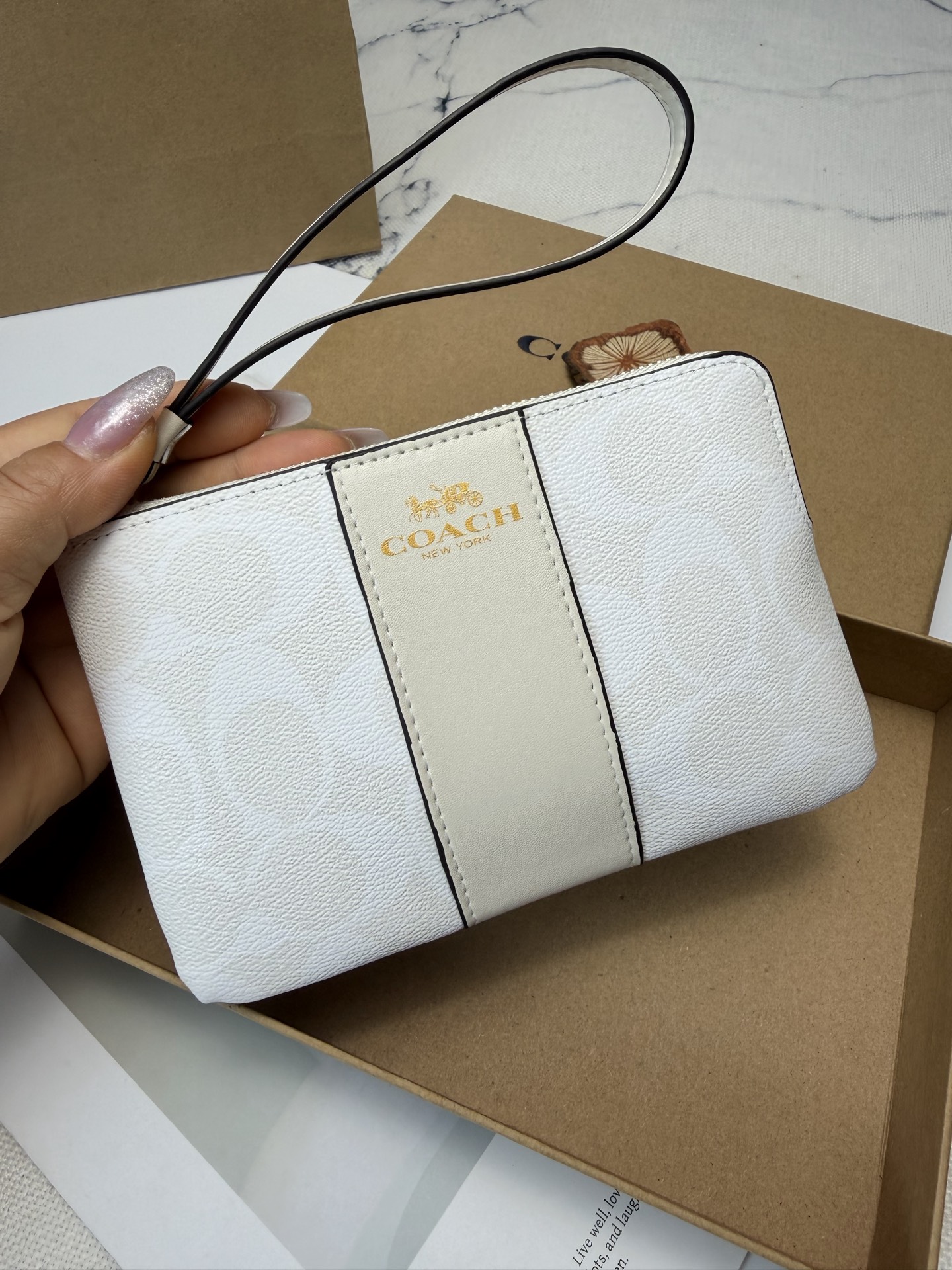 Coach 老花系列 优质皮革+按扣开合 简约实用 正面有品牌标志和马车图案 使用了YKK拉链开合
