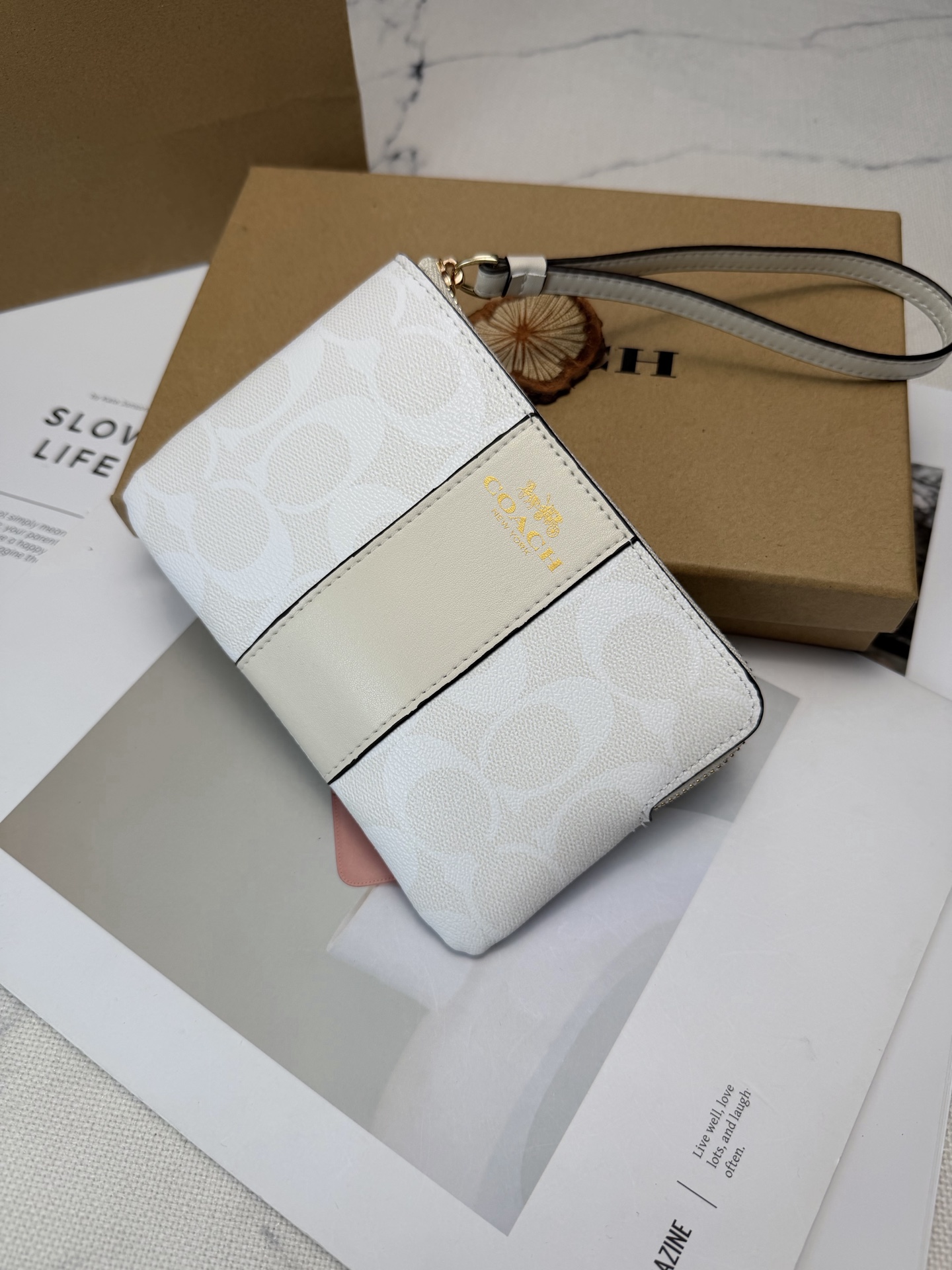 Coach 老花系列 优质皮革+按扣开合 简约实用 正面有品牌标志和马车图案 使用了YKK拉链开合