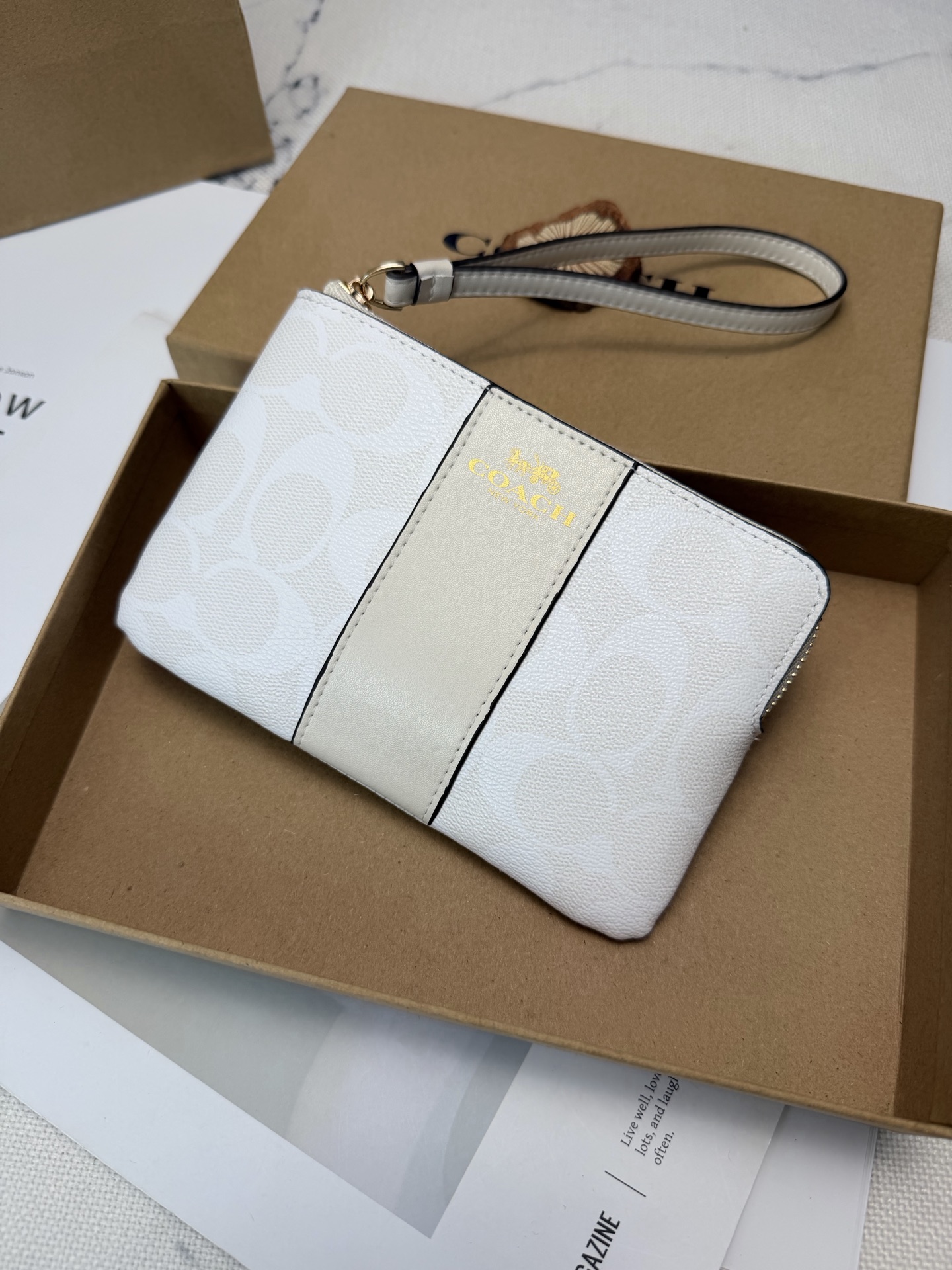Coach 老花系列 优质皮革+按扣开合 简约实用 正面有品牌标志和马车图案 使用了YKK拉链开合