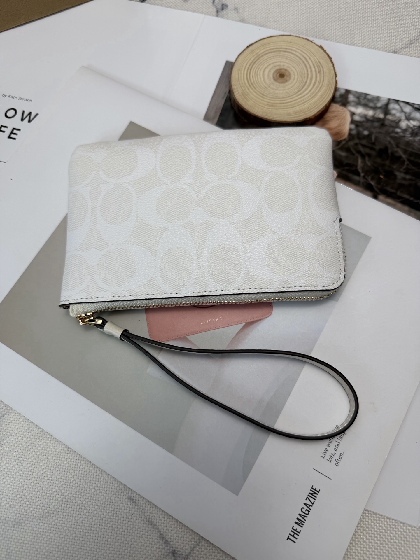Coach 老花系列 优质皮革+按扣开合 简约实用 正面有品牌标志和马车图案 使用了YKK拉链开合