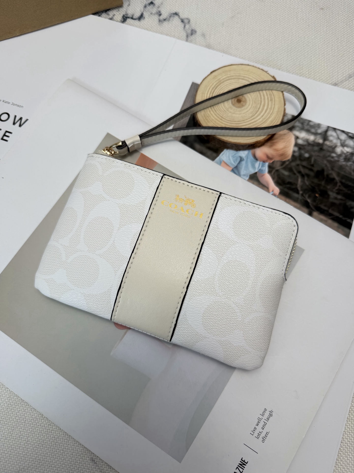 Coach 老花系列 优质皮革+按扣开合 简约实用 正面有品牌标志和马车图案 使用了YKK拉链开合