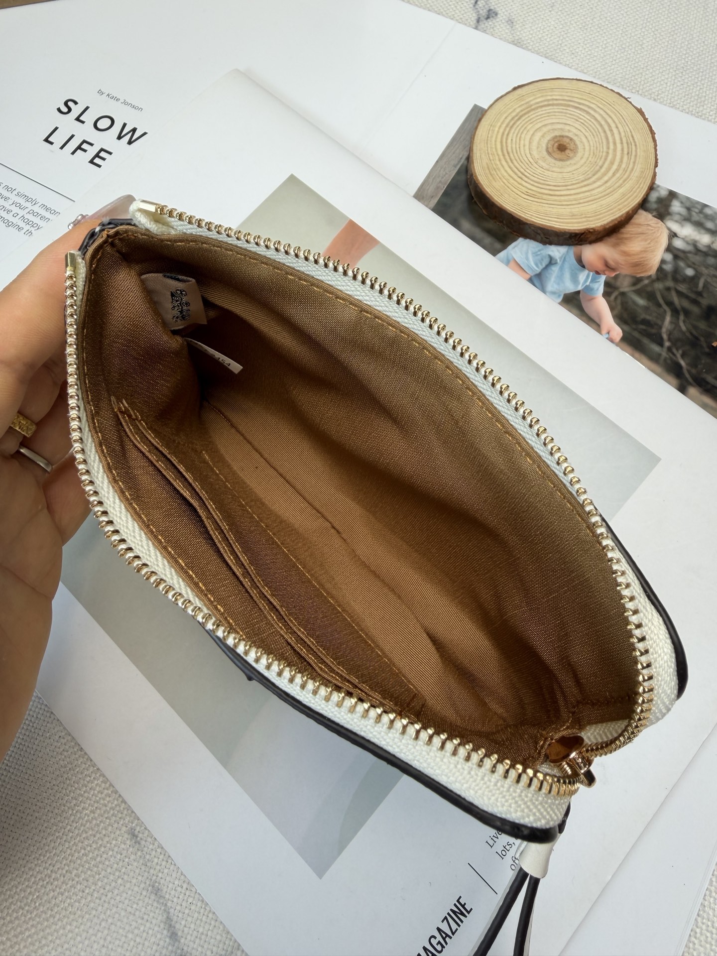 Coach 老花系列 优质皮革+按扣开合 简约实用 正面有品牌标志和马车图案 使用了YKK拉链开合