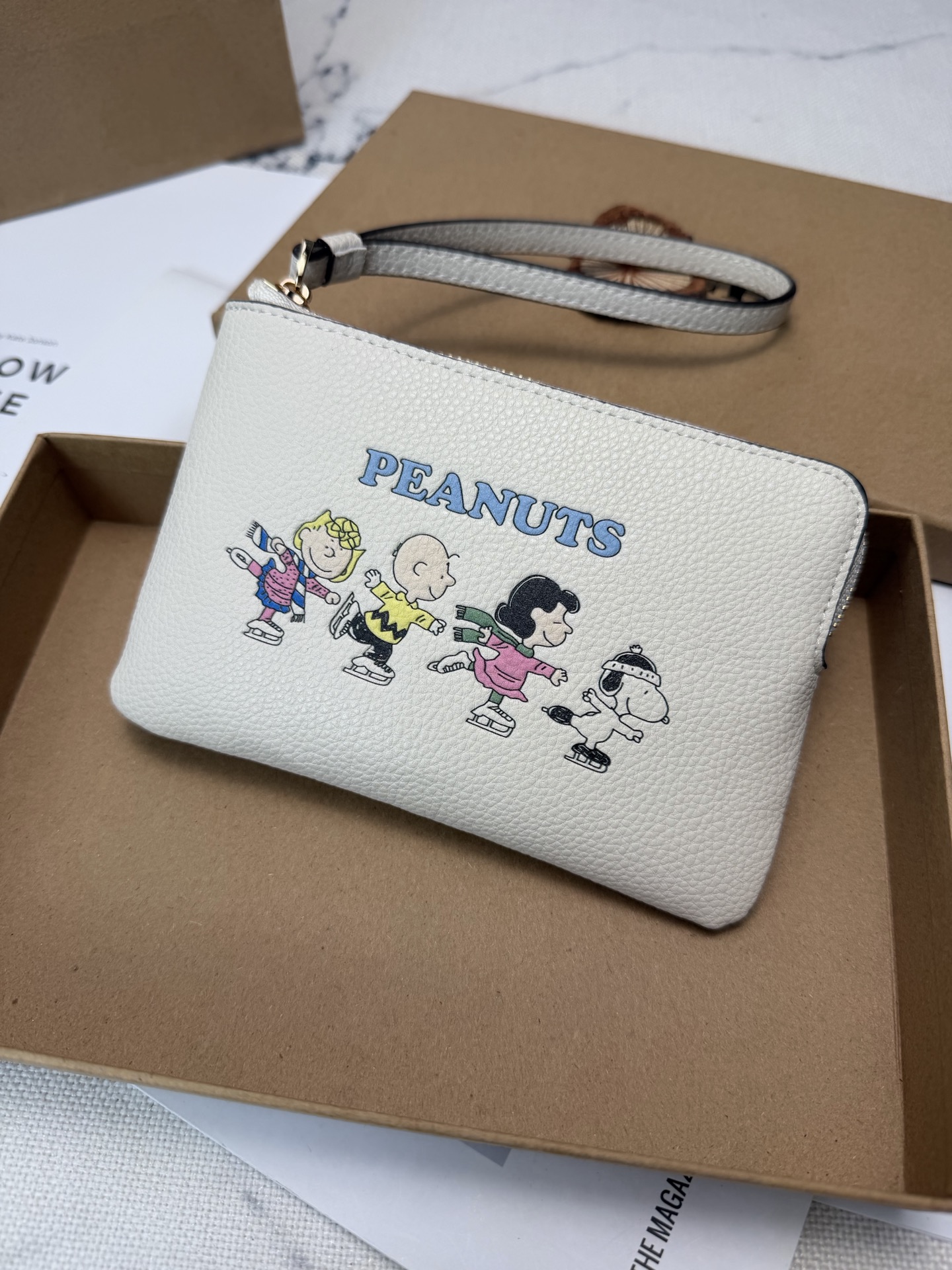 Coach Coach携手Peanuts推出这款CF213零钱手拿包