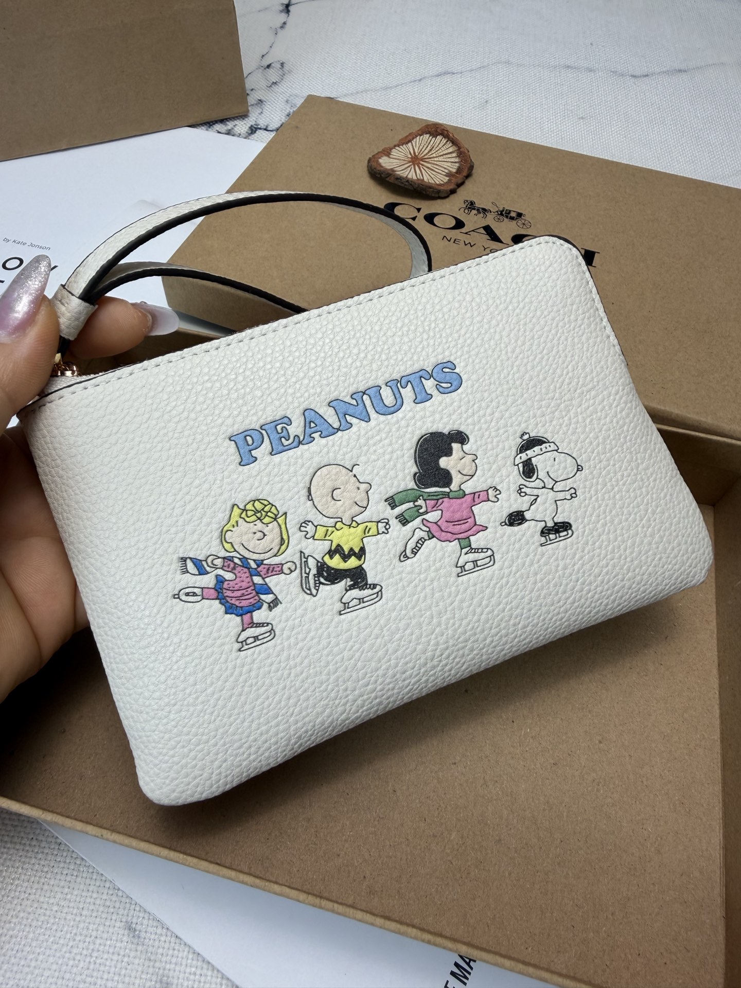Coach Coach携手Peanuts推出这款CF213零钱手拿包