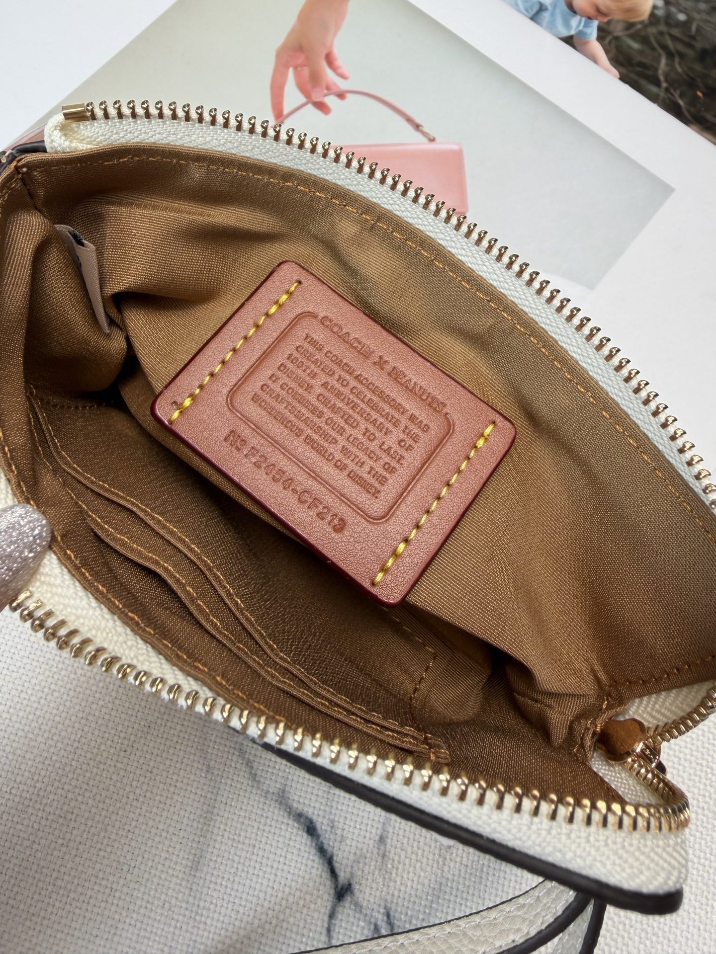 Coach Coach携手Peanuts推出这款CF213零钱手拿包
