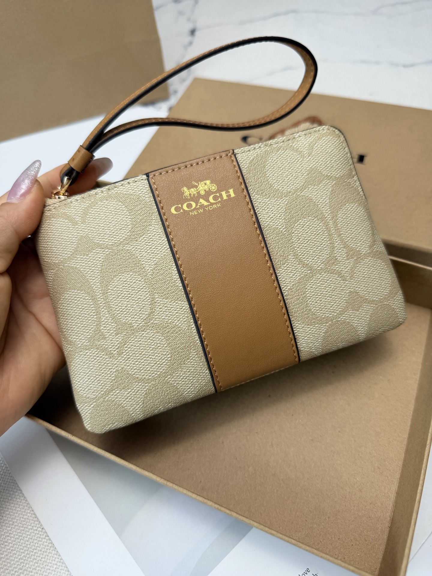 Coach COACH这款CP436浅卡其配棕色零钱手拿包 老花系列 优质皮革+按扣开合 简约实用