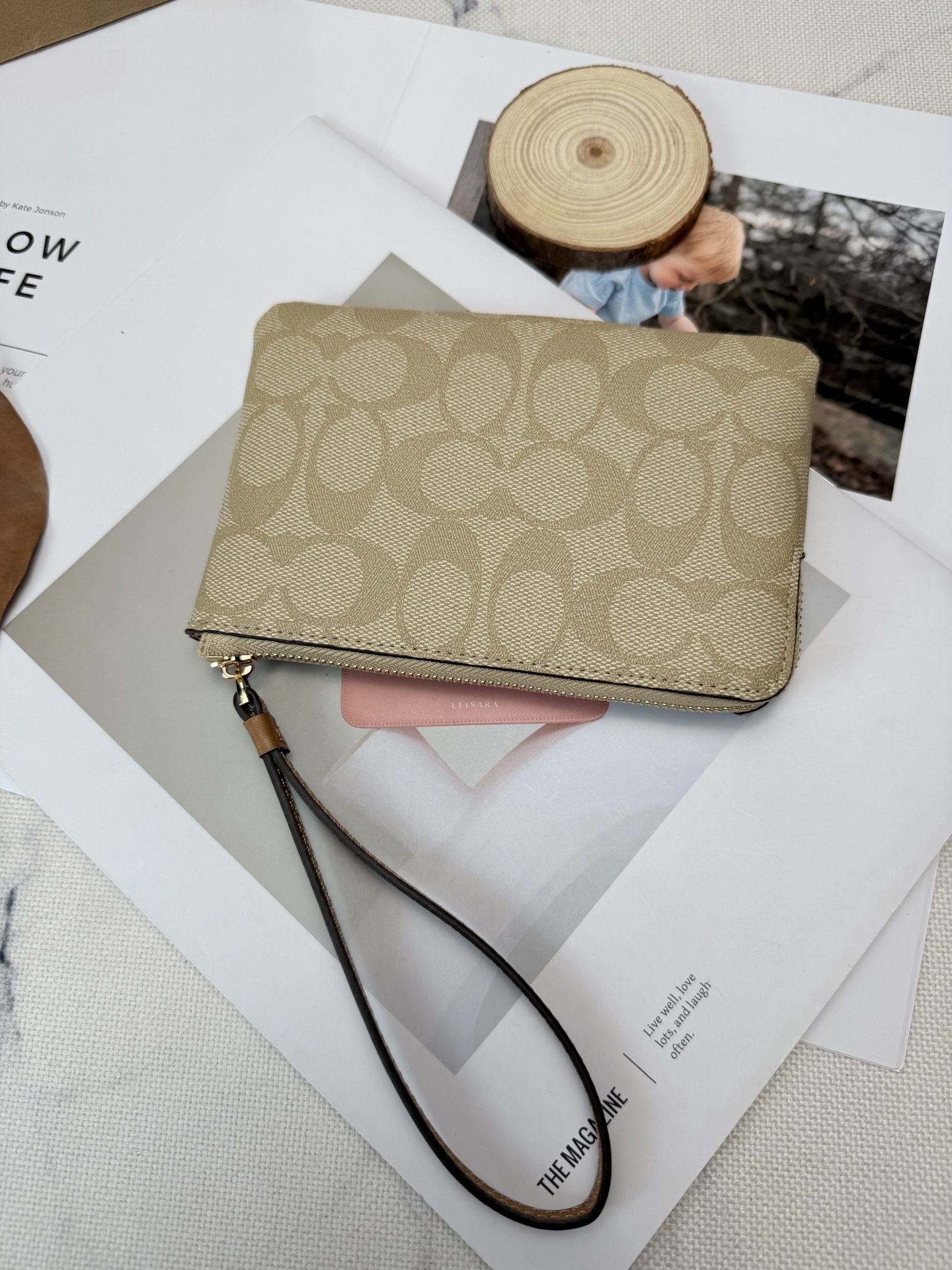 Coach COACH这款CP436浅卡其配棕色零钱手拿包 老花系列 优质皮革+按扣开合 简约实用