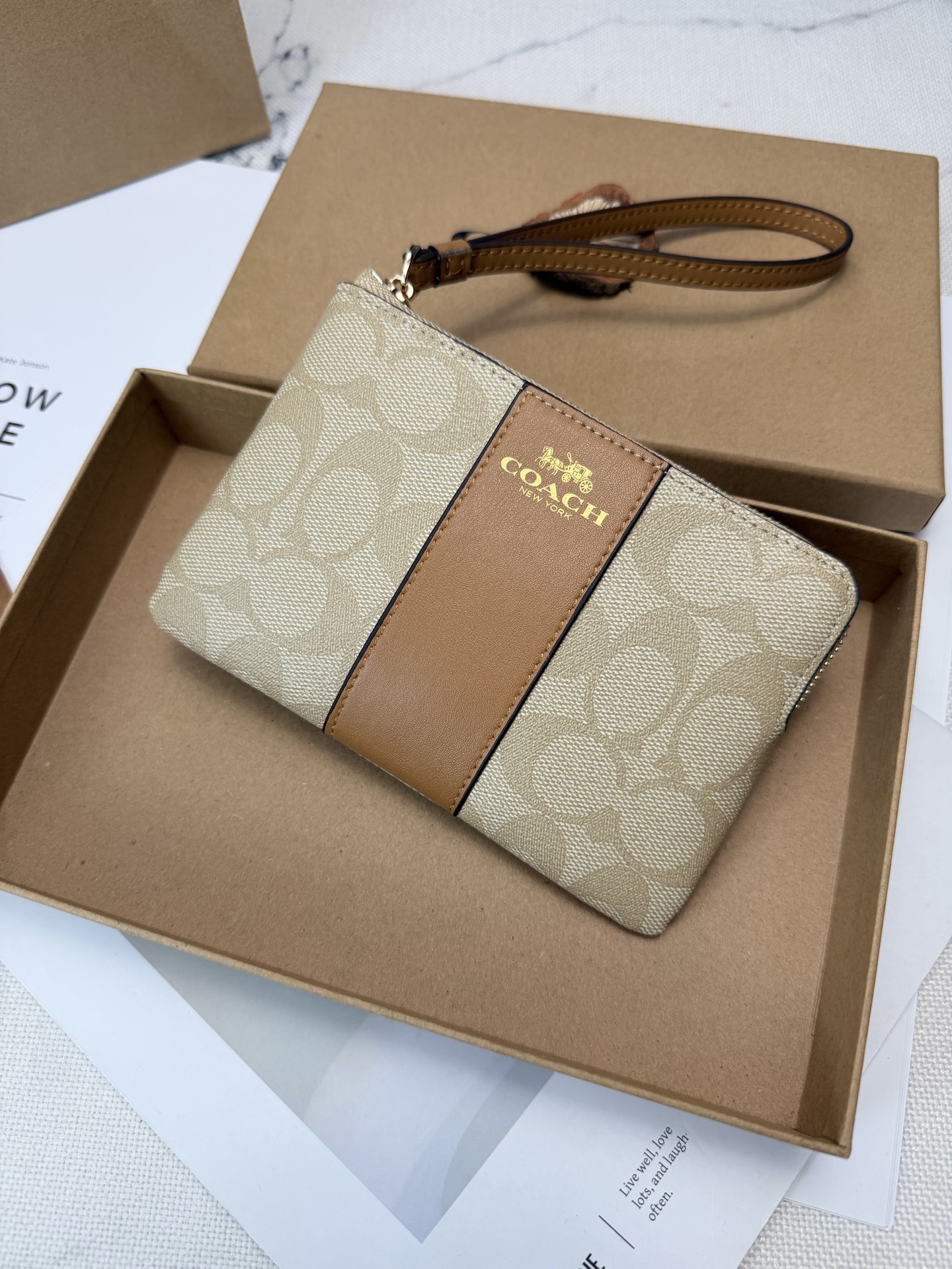 Coach COACH这款CP436浅卡其配棕色零钱手拿包 老花系列 优质皮革+按扣开合 简约实用