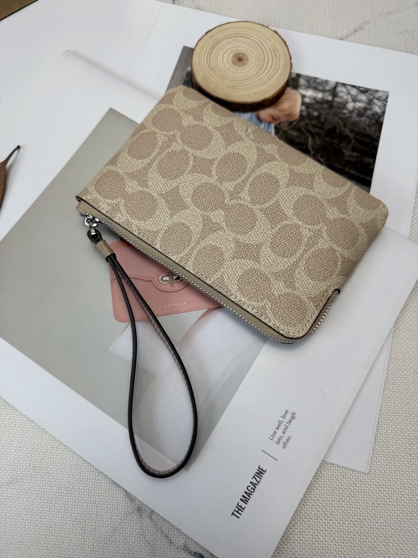 Coach Coach这款CW854奶茶色零钱手腕包 老花帆布 优质皮革+按扣开合 简约实用