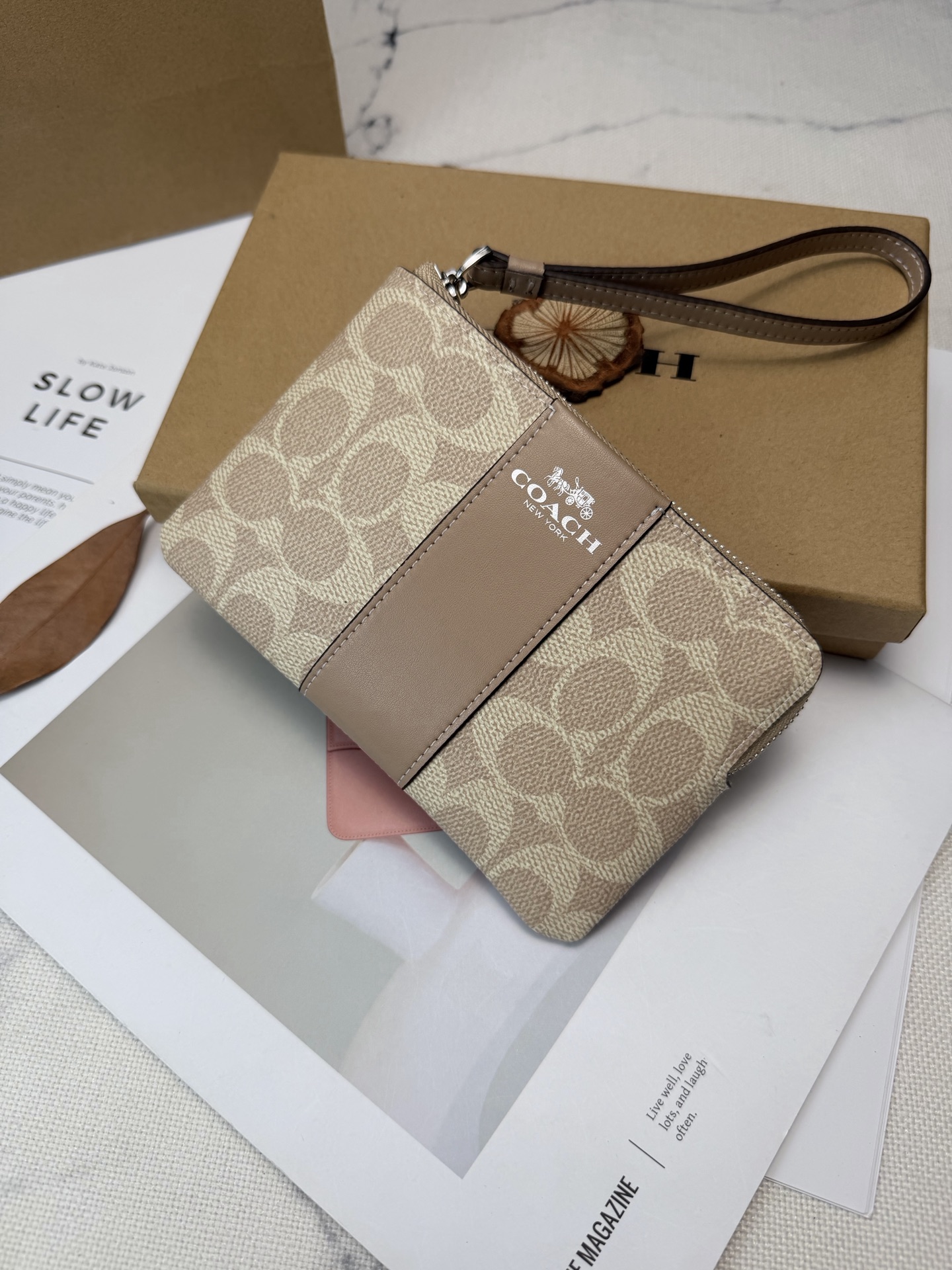 Coach Coach这款CW854奶茶色零钱手腕包 老花帆布 优质皮革+按扣开合 简约实用