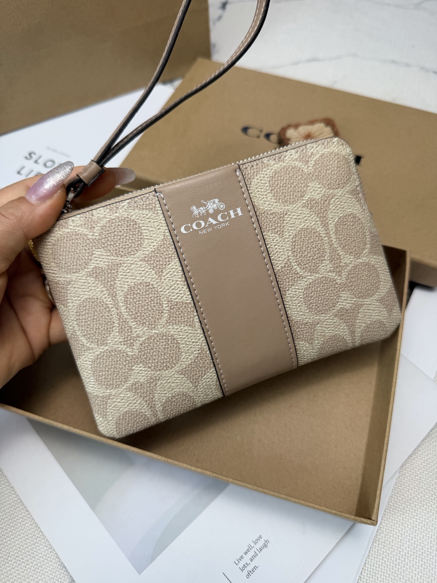 Coach Coach这款CW854奶茶色零钱手腕包 老花帆布 优质皮革+按扣开合 简约实用