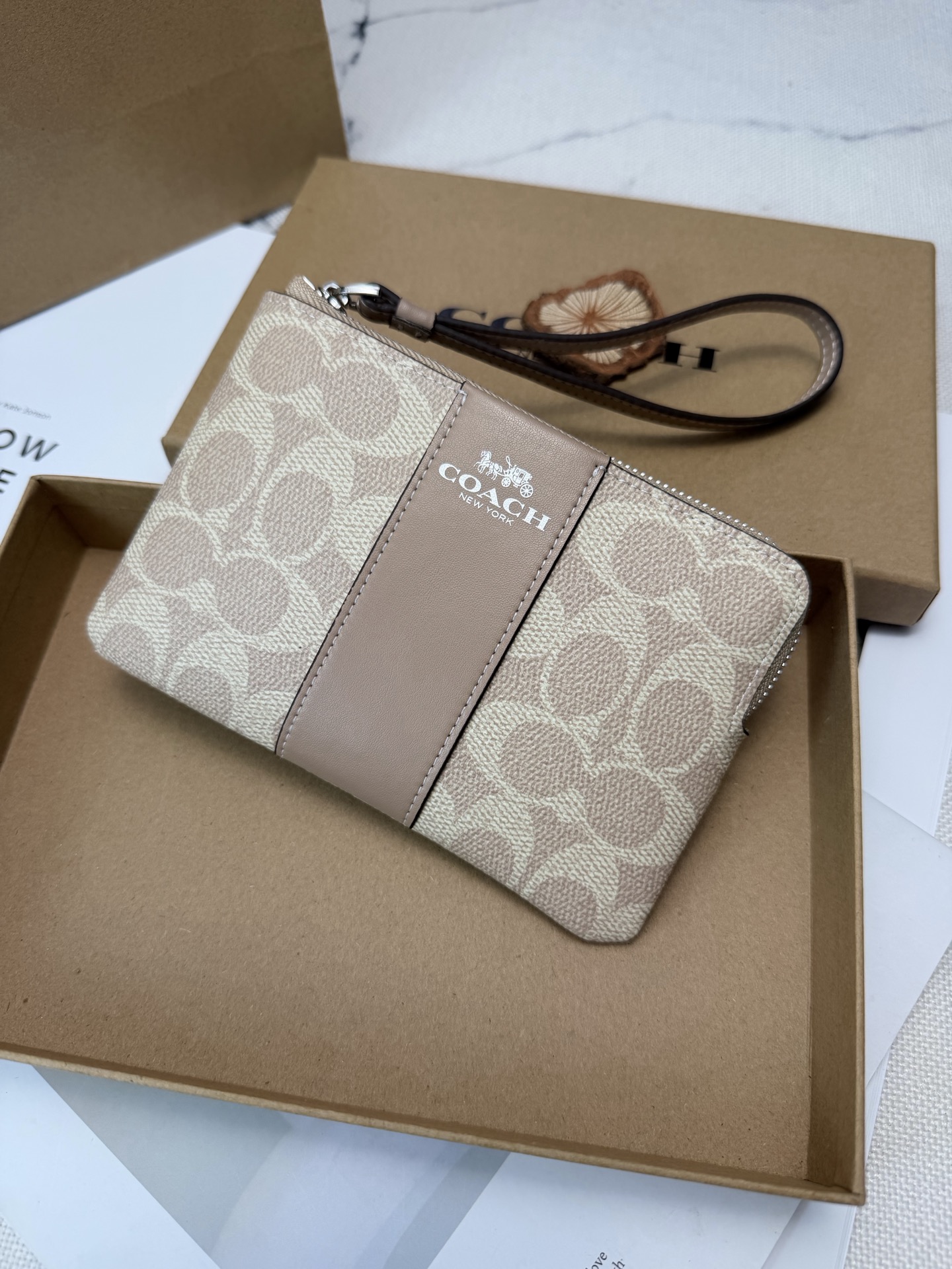 Coach Coach这款CW854奶茶色零钱手腕包 老花帆布 优质皮革+按扣开合 简约实用