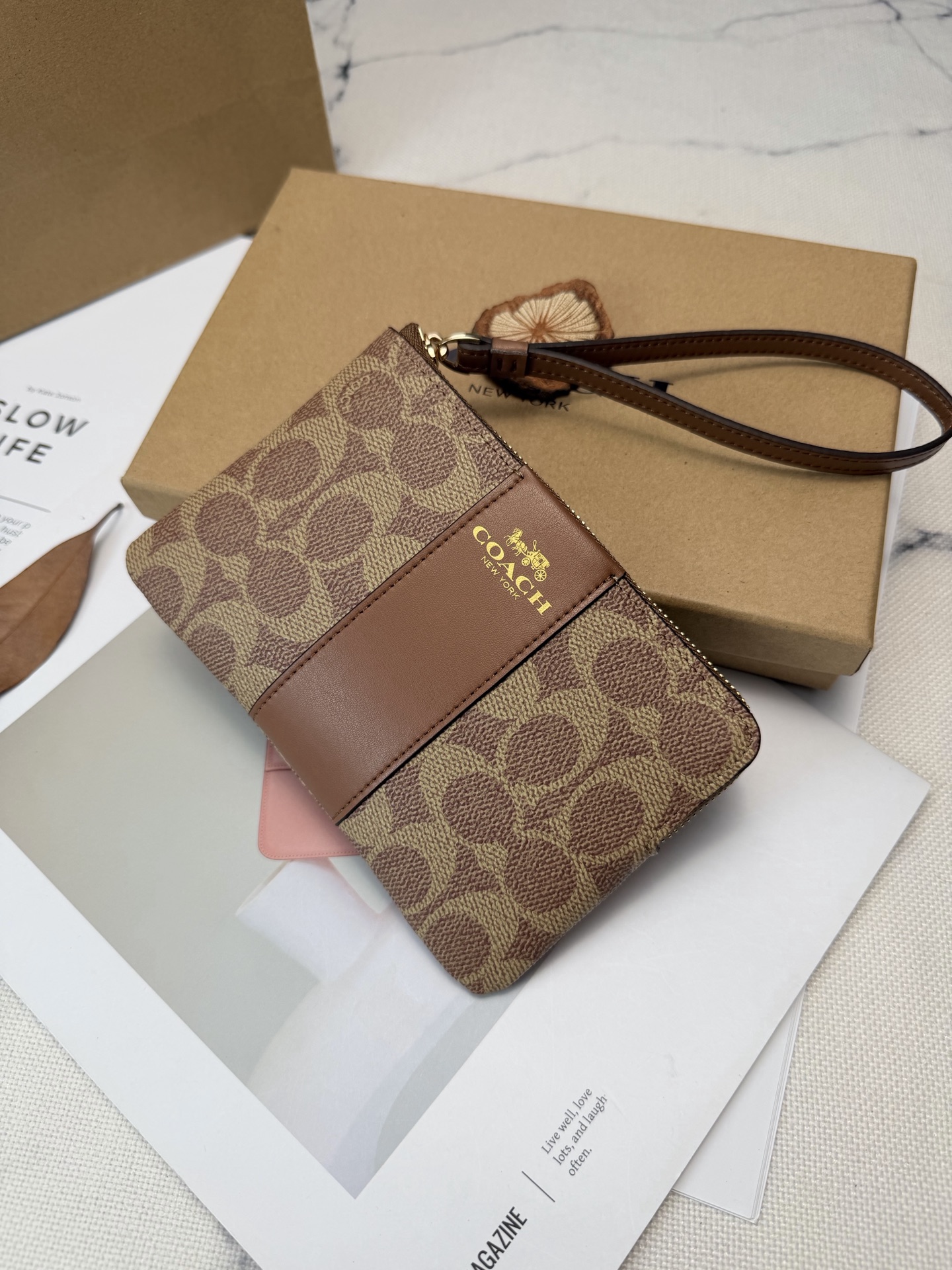 Coach Coach这款CW854 老花棕黄色零钱手拿包