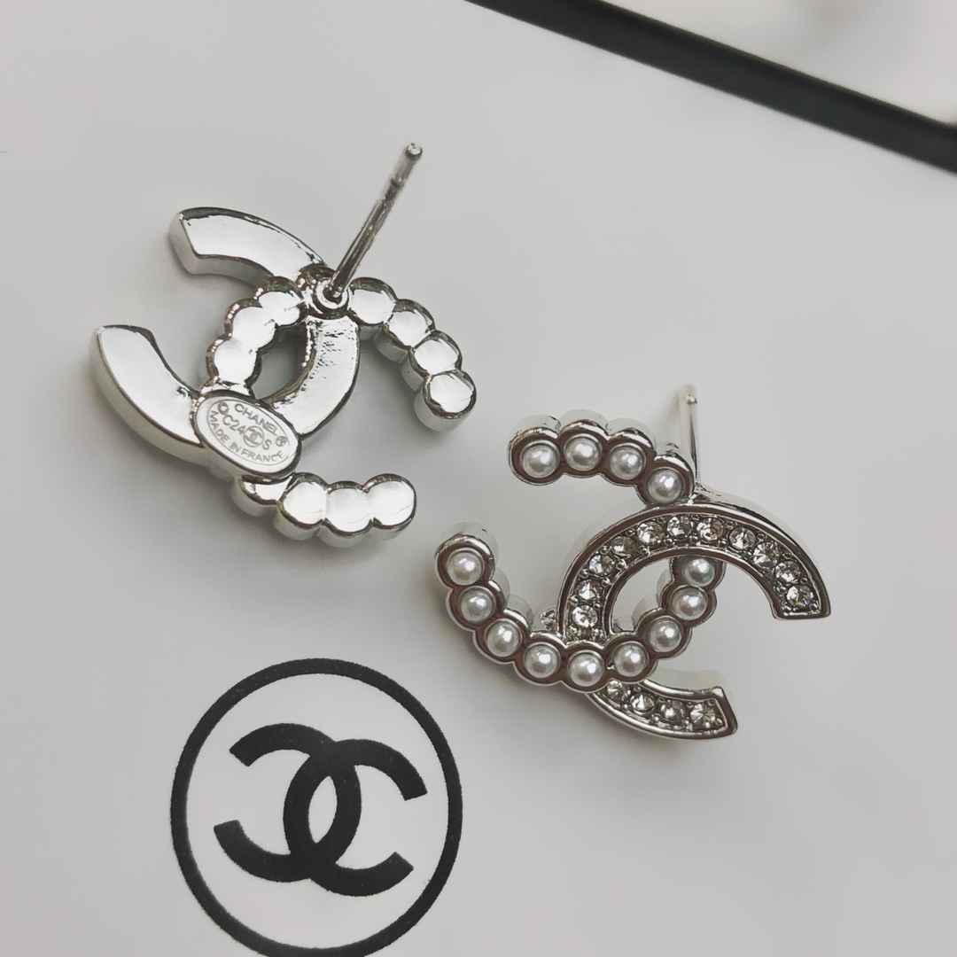 💝💝💝🎁Chanel 香奈儿新款 小香耳钉❤时髦配饰，款式好还不够，细节完胜才算真厉害！个性又精致。