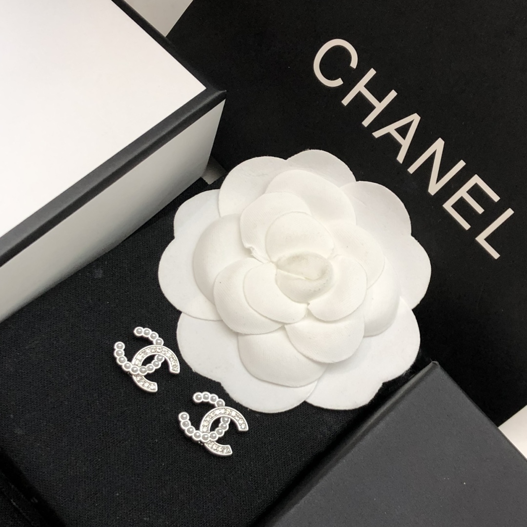 💝💝💝🎁Chanel 香奈儿新款 小香耳钉❤时髦配饰，款式好还不够，细节完胜才算真厉害！个性又精致。