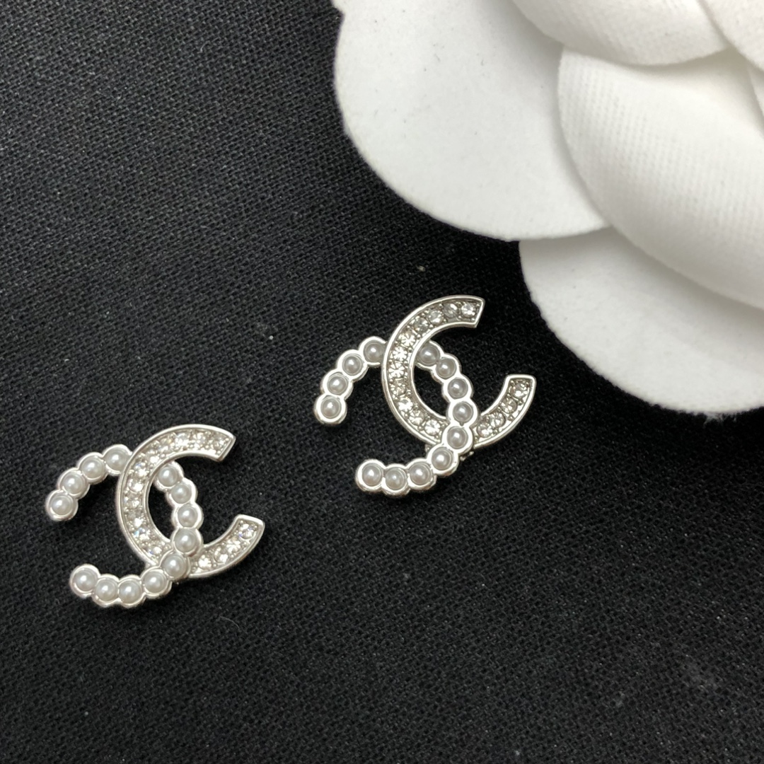 💝💝💝🎁Chanel 香奈儿新款 小香耳钉❤时髦配饰，款式好还不够，细节完胜才算真厉害！个性又精致。