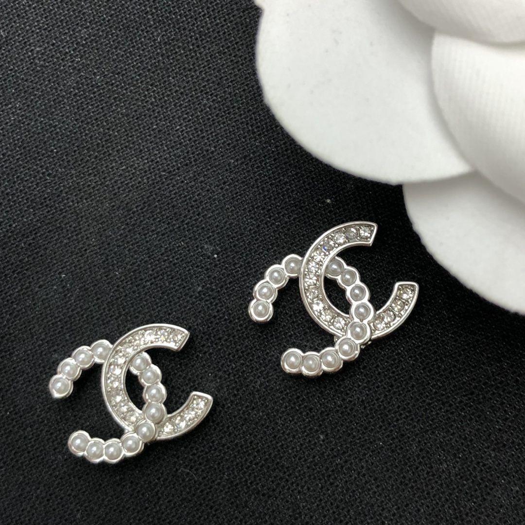 💝💝💝🎁Chanel 香奈儿新款 小香耳钉❤时髦配饰，款式好还不够，细节完胜才算真厉害！个性又精致。