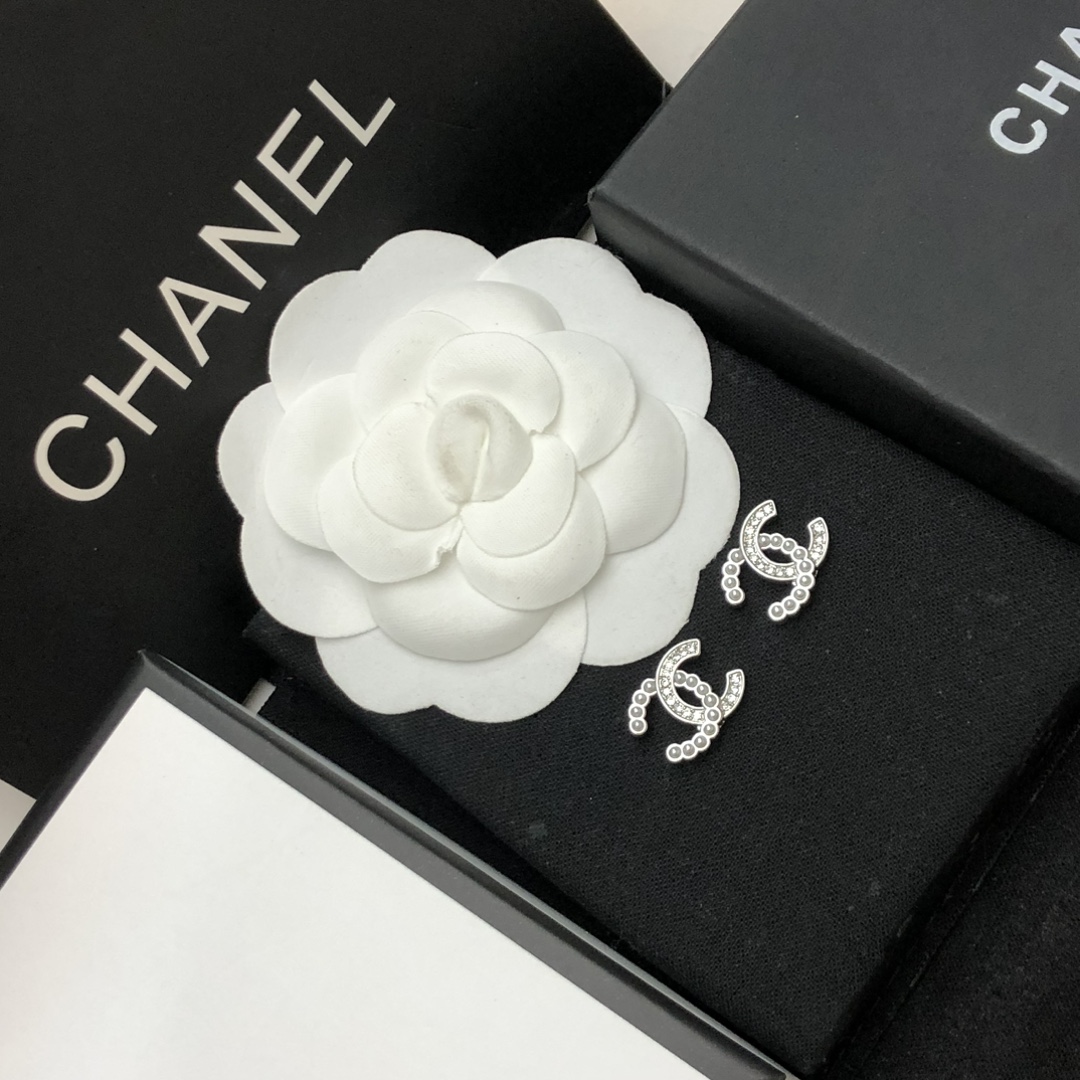 💝💝💝🎁Chanel 香奈儿新款 小香耳钉❤时髦配饰，款式好还不够，细节完胜才算真厉害！个性又精致。