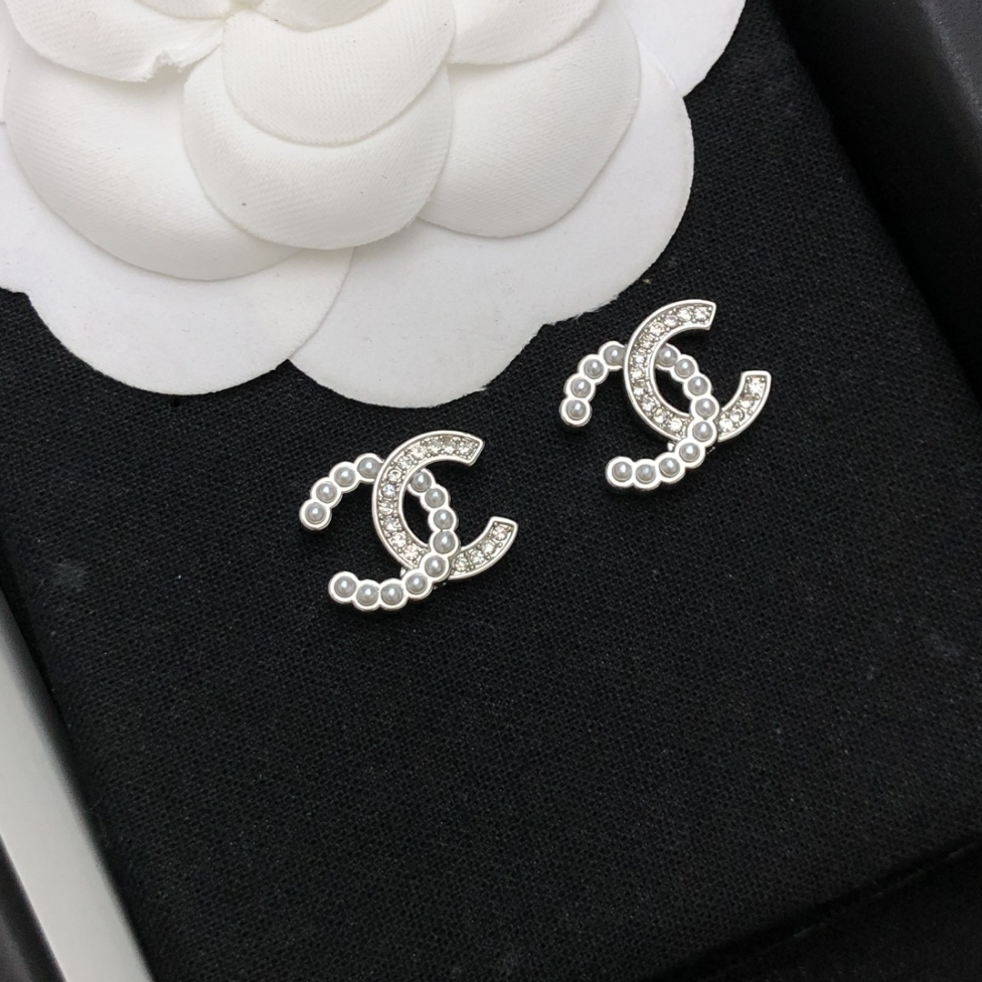 💝💝💝🎁Chanel 香奈儿新款 小香耳钉❤时髦配饰，款式好还不够，细节完胜才算真厉害！个性又精致。