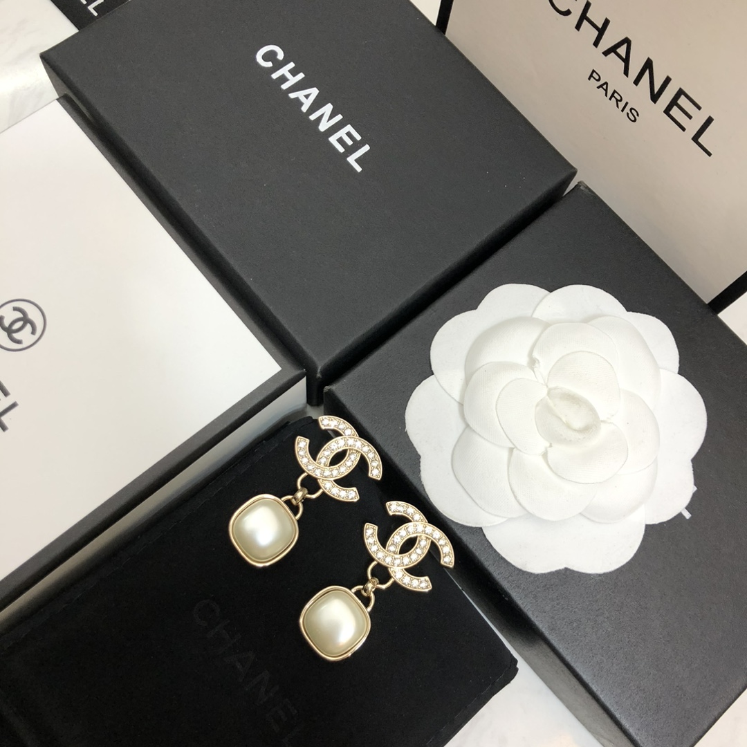 chanel gold crystal cc pearl drop earrings