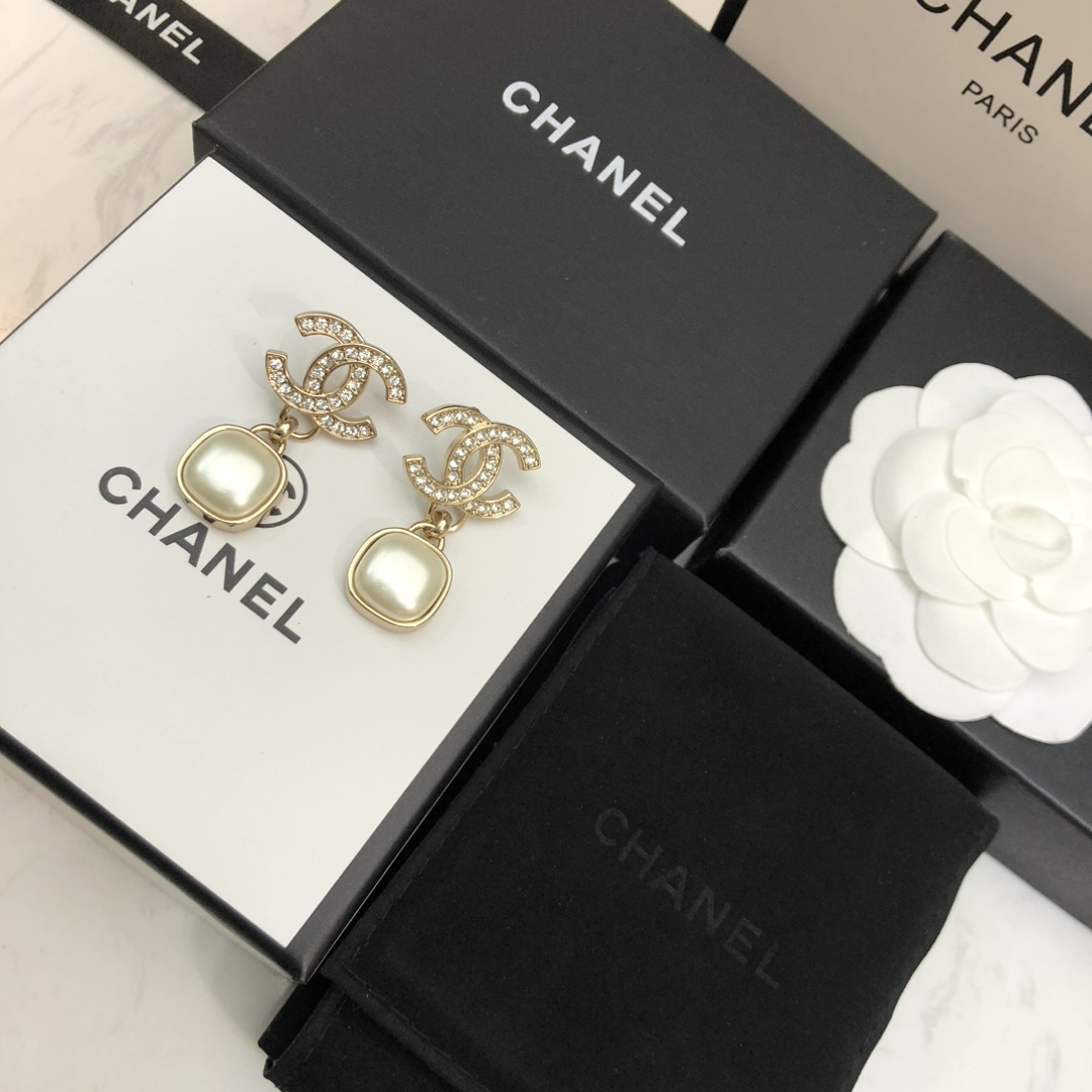 chanel gold crystal cc pearl drop earrings