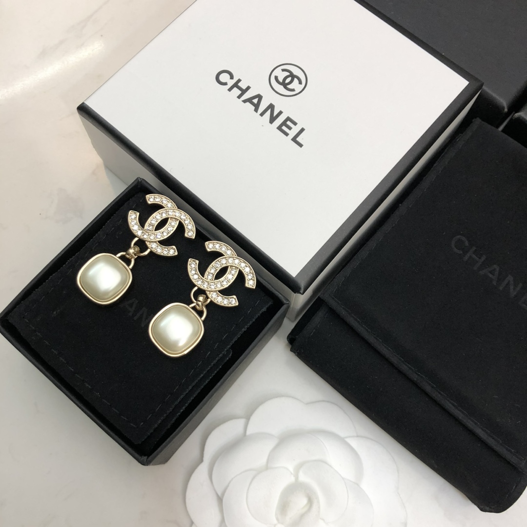 chanel gold crystal cc pearl drop earrings