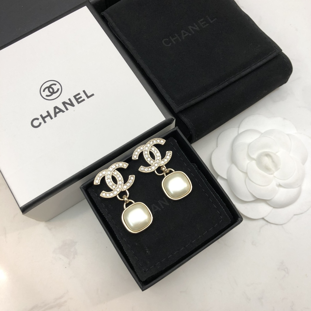 chanel gold crystal cc pearl drop earrings