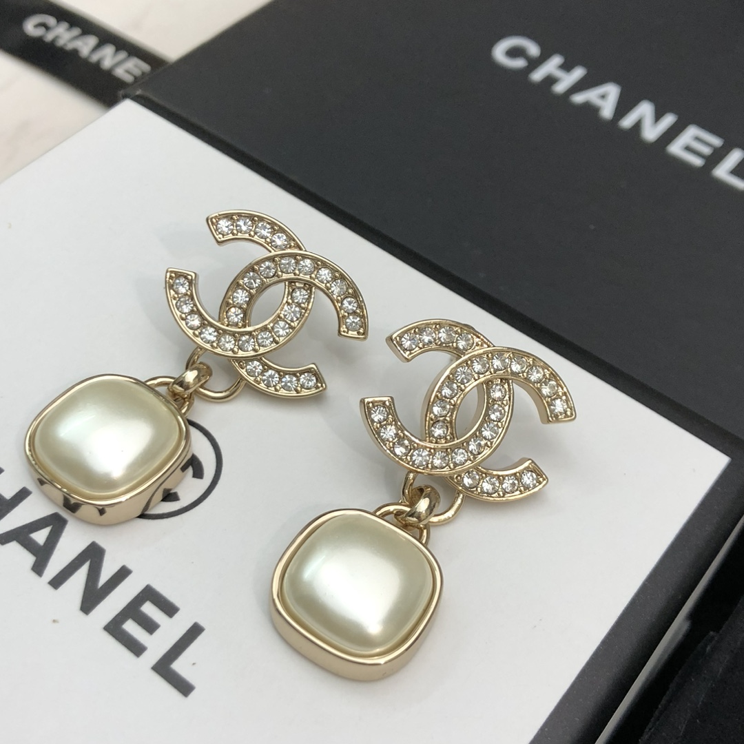 chanel gold crystal cc pearl drop earrings