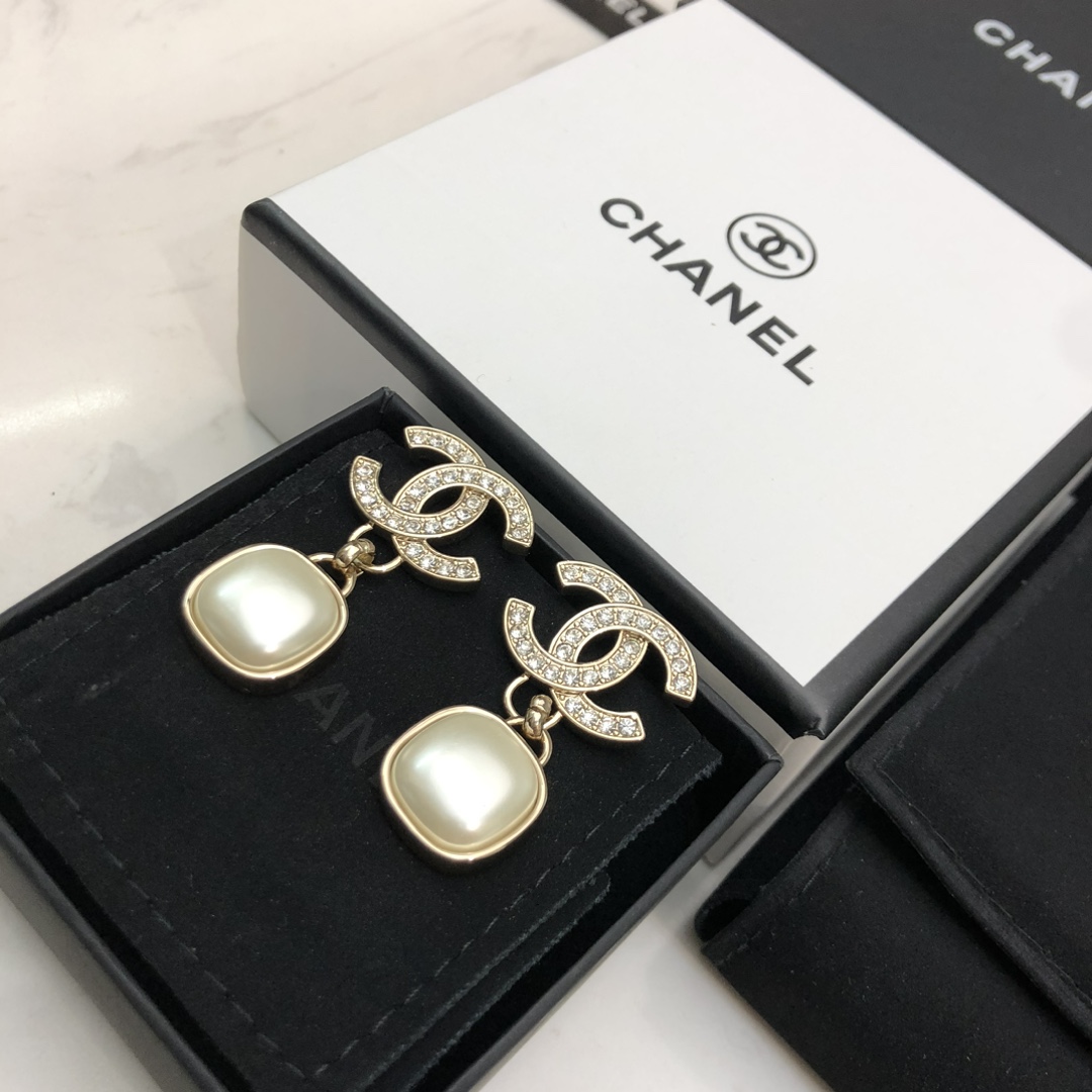 chanel gold crystal cc pearl drop earrings