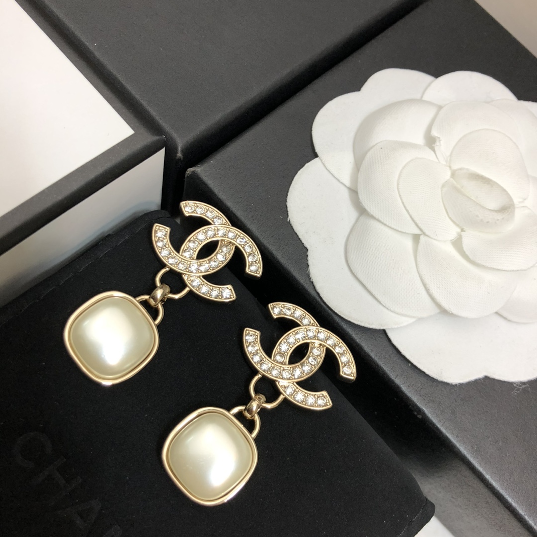 chanel gold crystal cc pearl drop earrings
