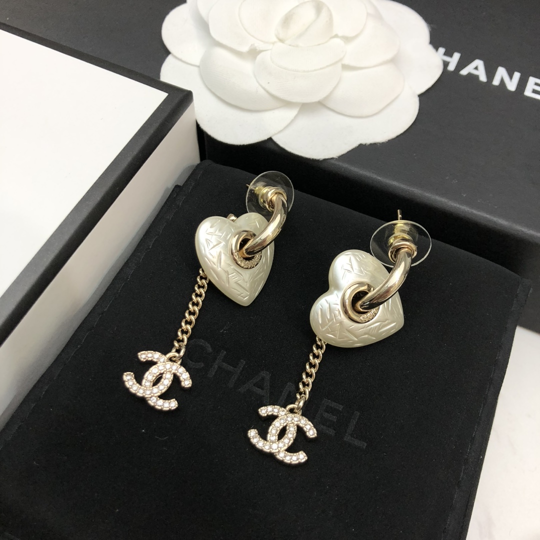 P Ch@nel  新款💃💃心形🧡树脂耳钉   官网一摸一样的原单货！✨🙆每一个细节媲美官网   自购打