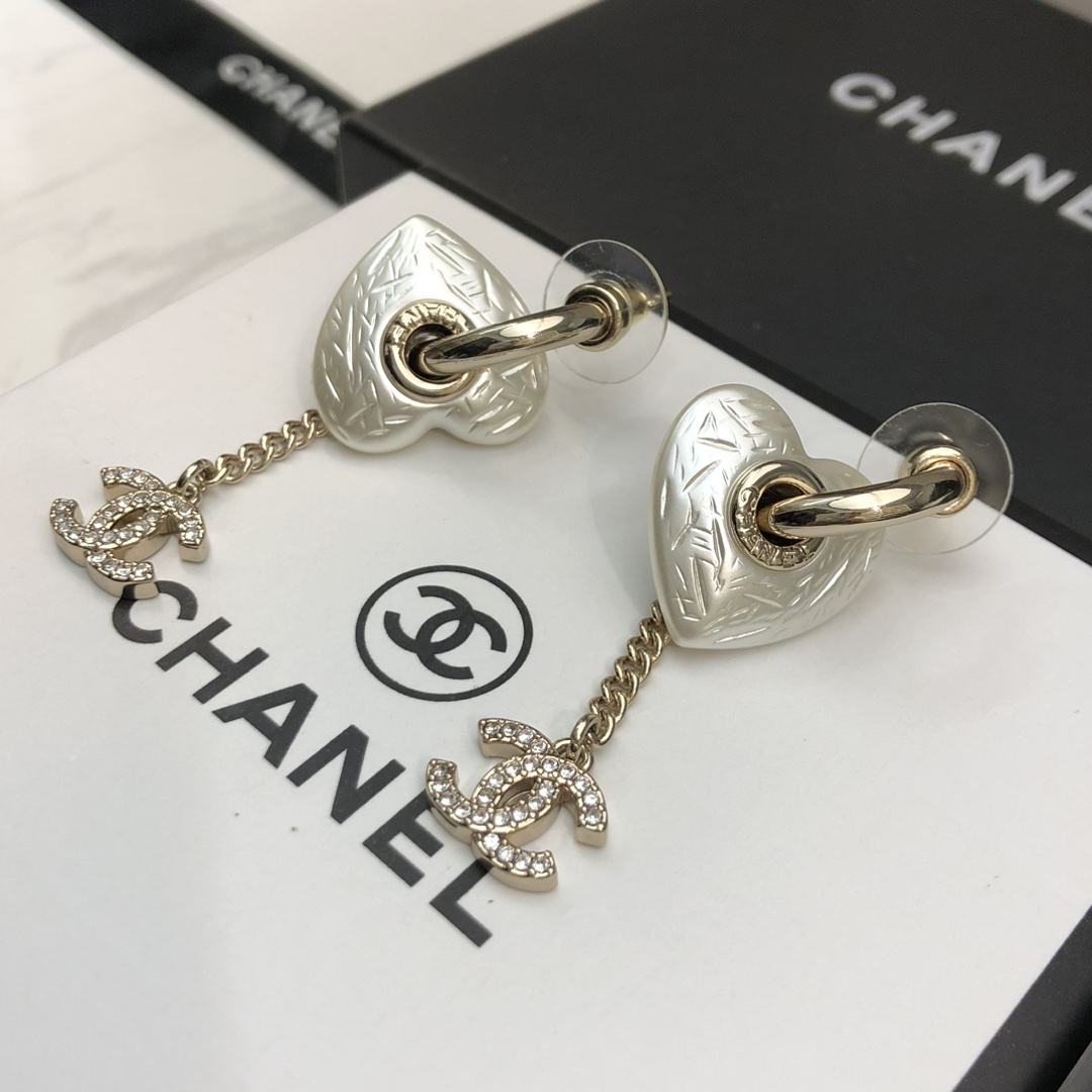 P Ch@nel  新款💃💃心形🧡树脂耳钉   官网一摸一样的原单货！✨🙆每一个细节媲美官网   自购打