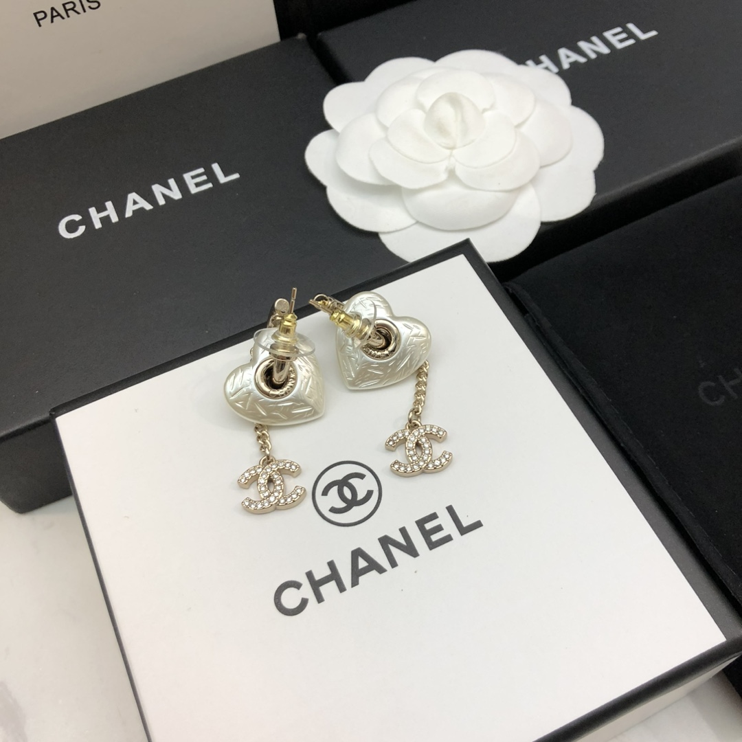 P Ch@nel  新款💃💃心形🧡树脂耳钉   官网一摸一样的原单货！✨🙆每一个细节媲美官网   自购打