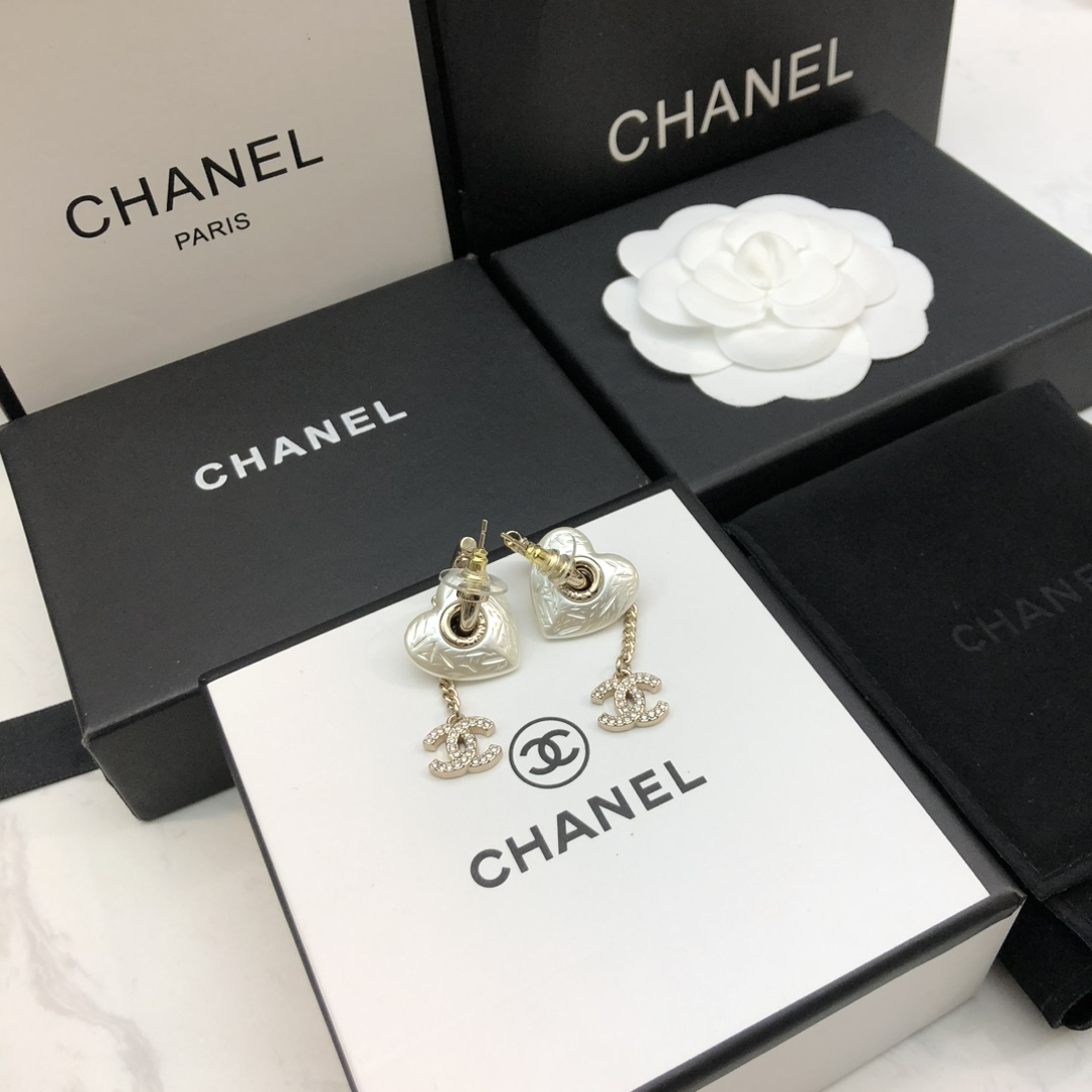 P Ch@nel  新款💃💃心形🧡树脂耳钉   官网一摸一样的原单货！✨🙆每一个细节媲美官网   自购打