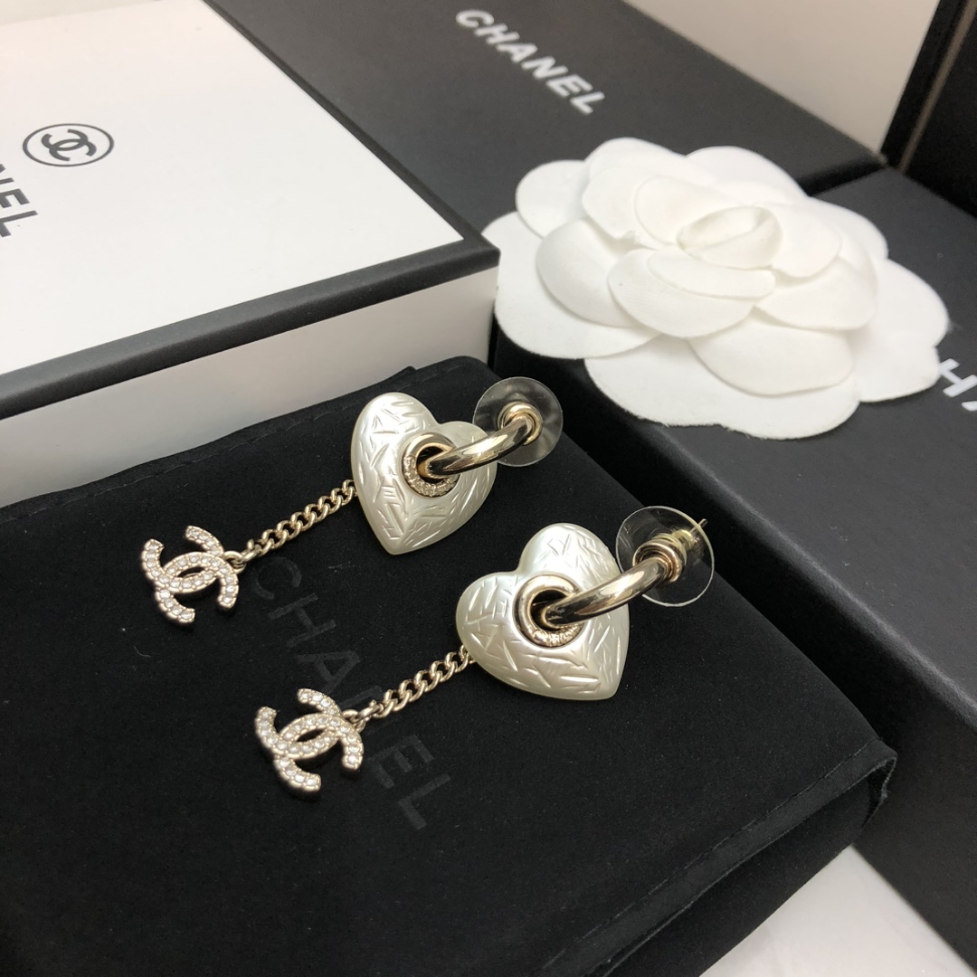 P Ch@nel  新款💃💃心形🧡树脂耳钉   官网一摸一样的原单货！✨🙆每一个细节媲美官网   自购打