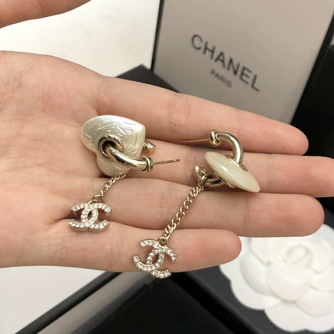 P Ch@nel  新款💃💃心形🧡树脂耳钉   官网一摸一样的原单货！✨🙆每一个细节媲美官网   自购打