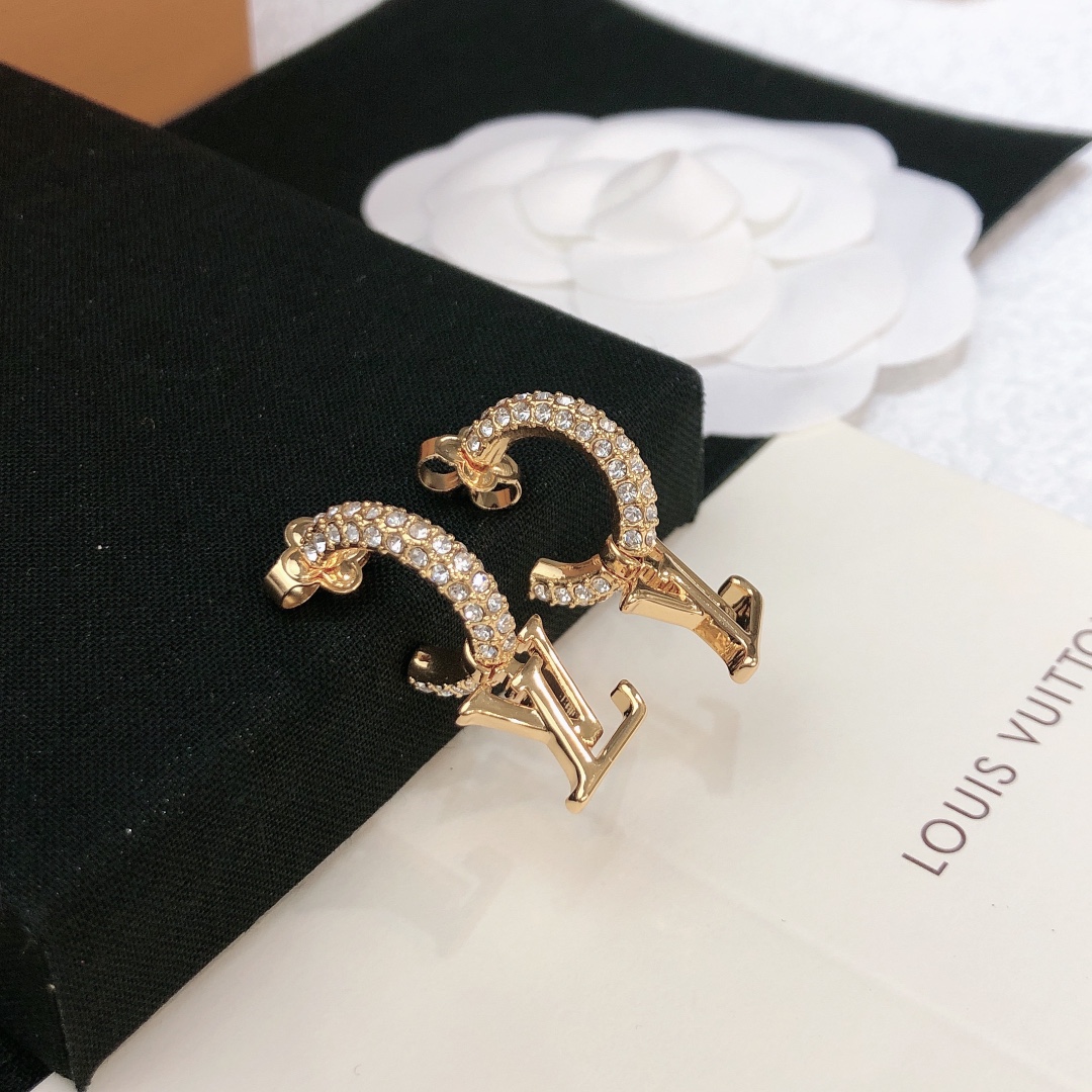 ☀Louis Vuitton 路易威登 lv字母耳钉☀原单货☀专柜一致黄铜材质 火爆款出货 个人超级喜欢