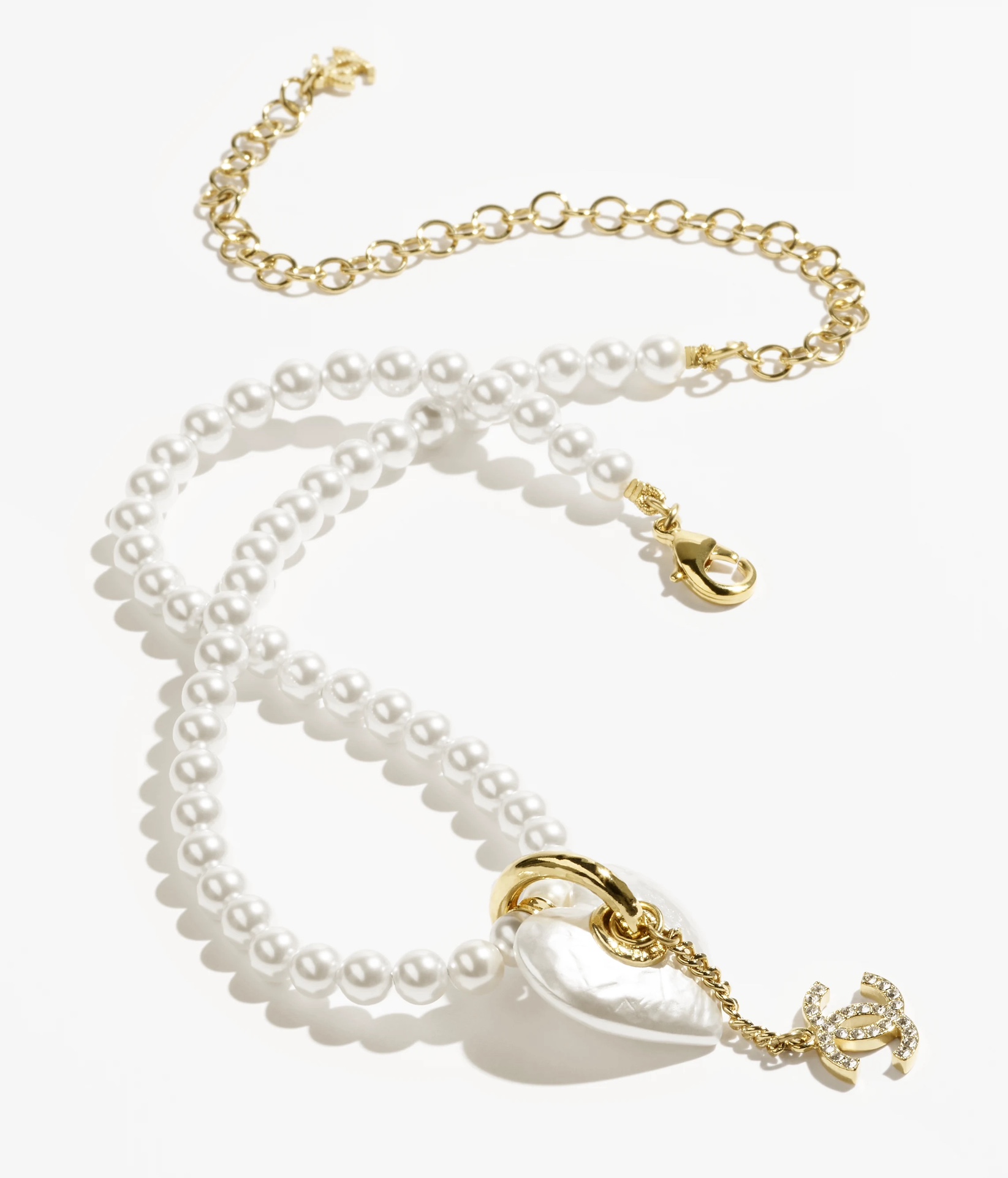 chanel pearl cc round pendant necklace