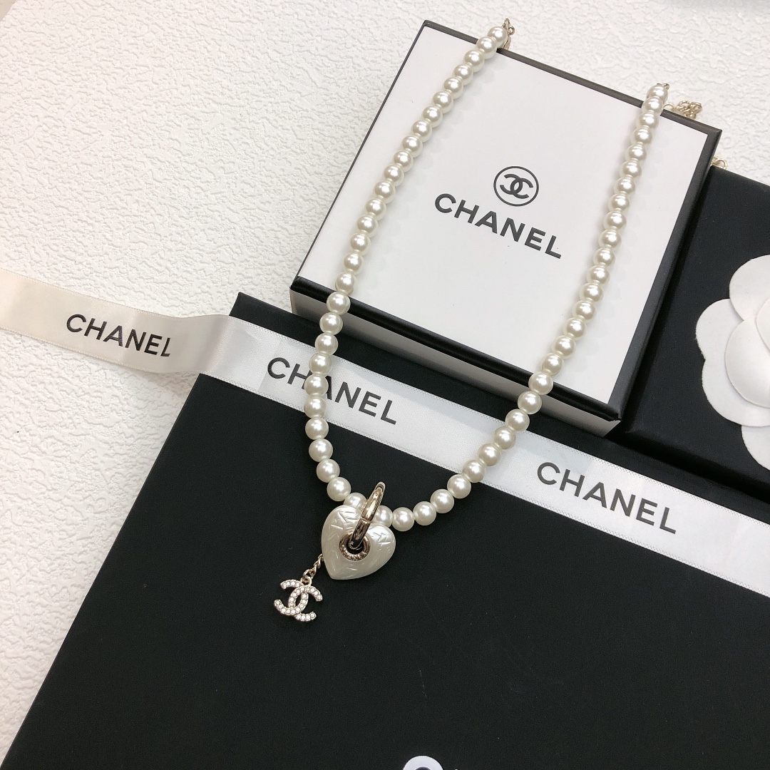 chanel pearl cc round pendant necklace