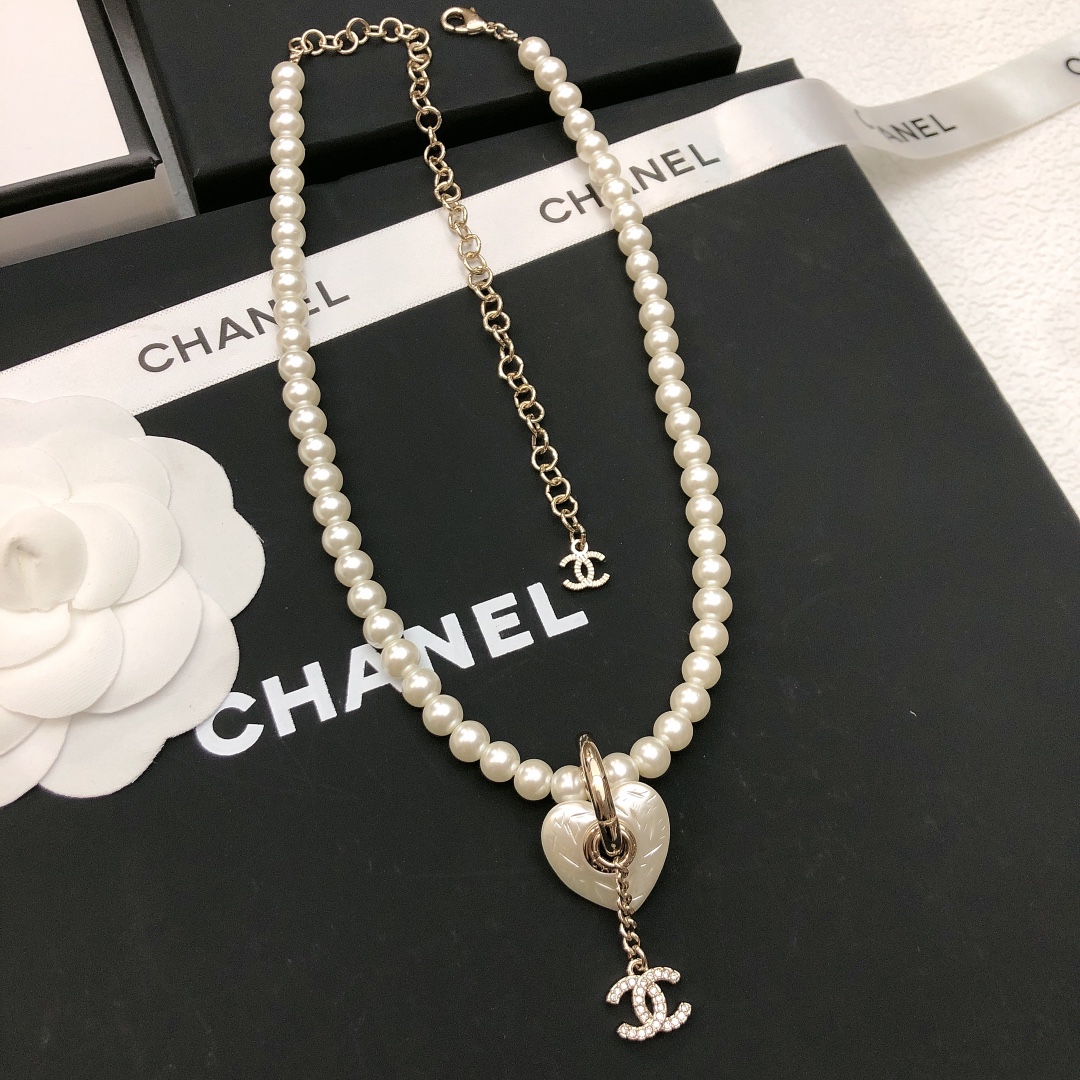 chanel pearl cc round pendant necklace