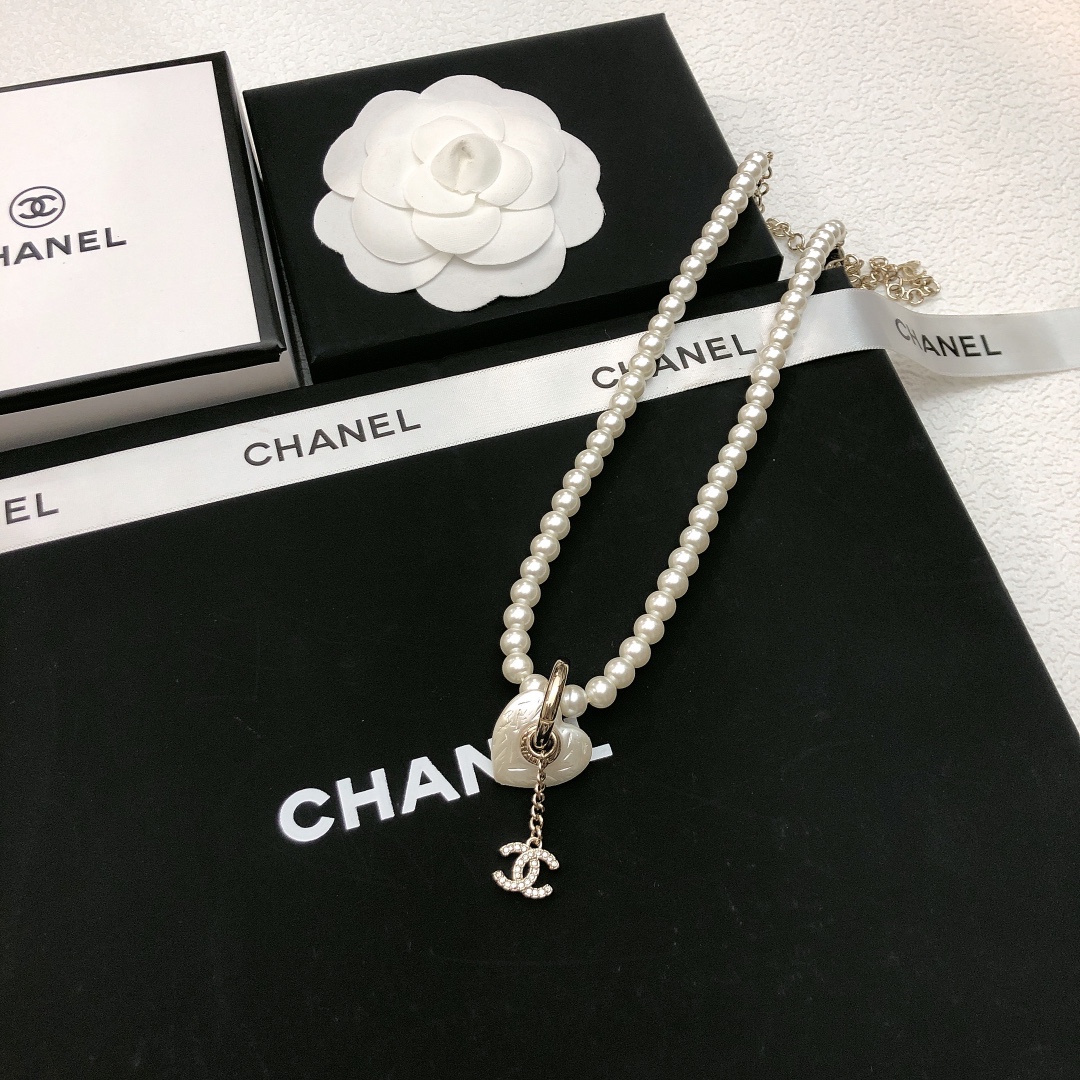 chanel pearl cc round pendant necklace
