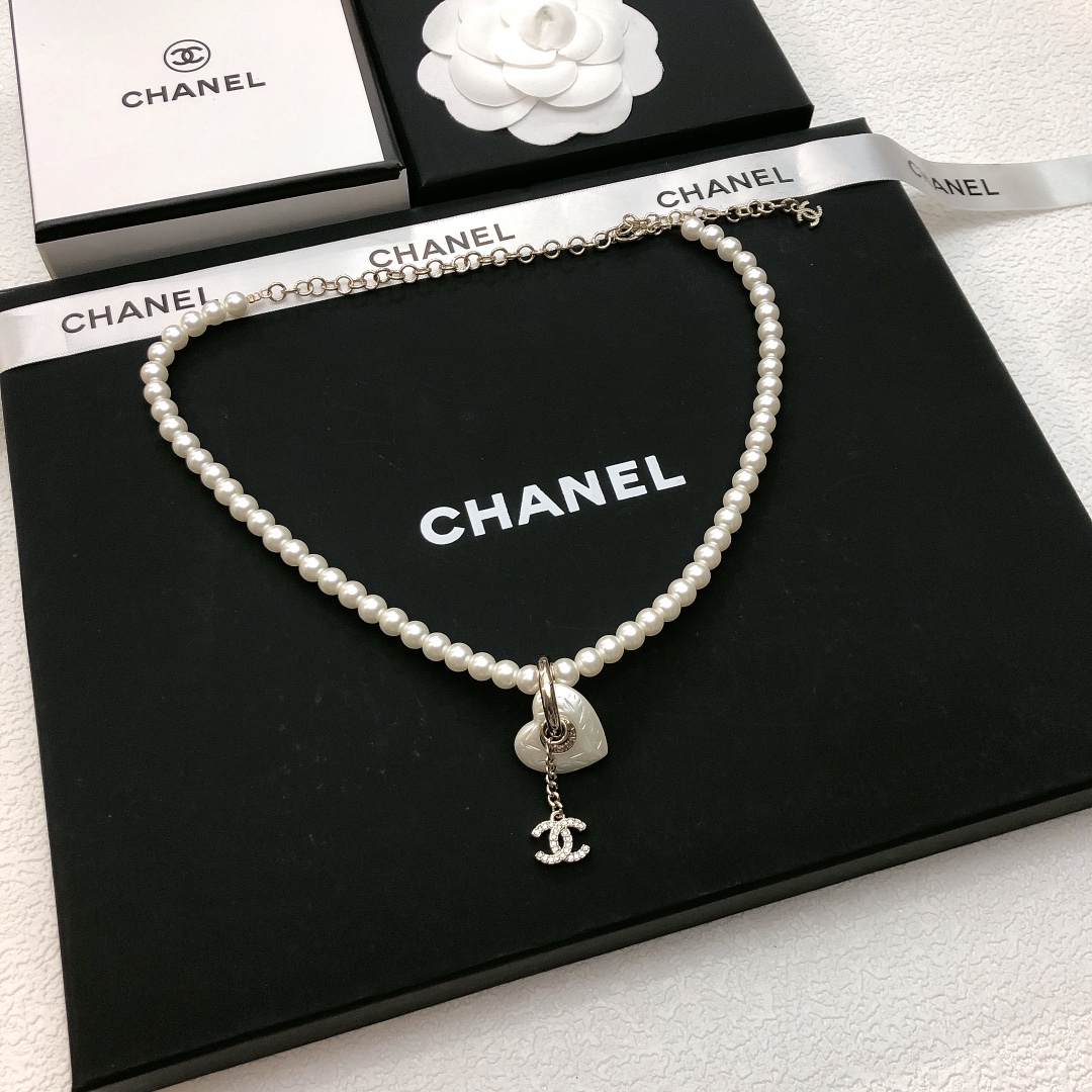 chanel pearl cc round pendant necklace