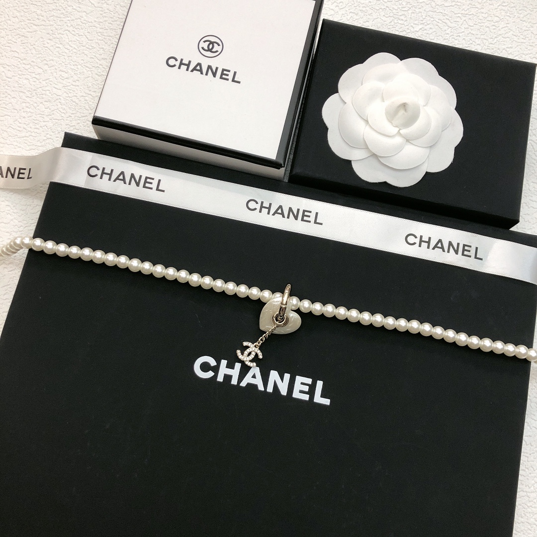 chanel pearl cc round pendant necklace
