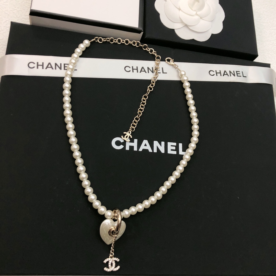 chanel pearl cc round pendant necklace