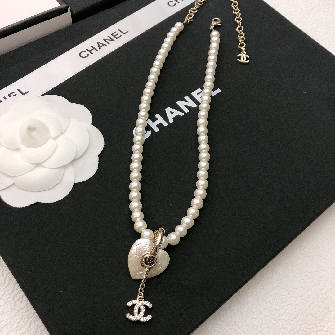 chanel pearl cc round pendant necklace