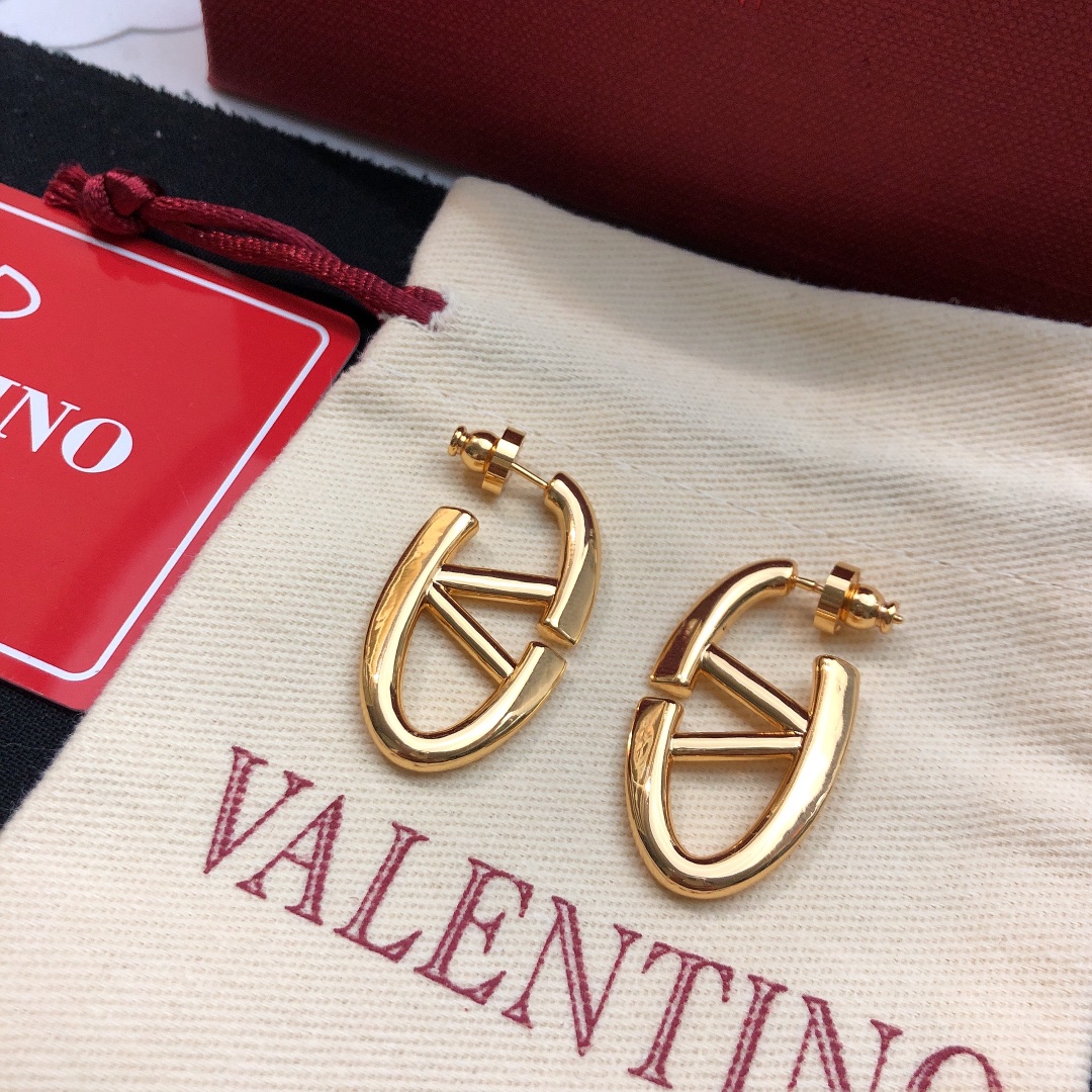 Valentino’s Bold Style: Heavy Earrings and Fire Network on Page 275 - 图片 3