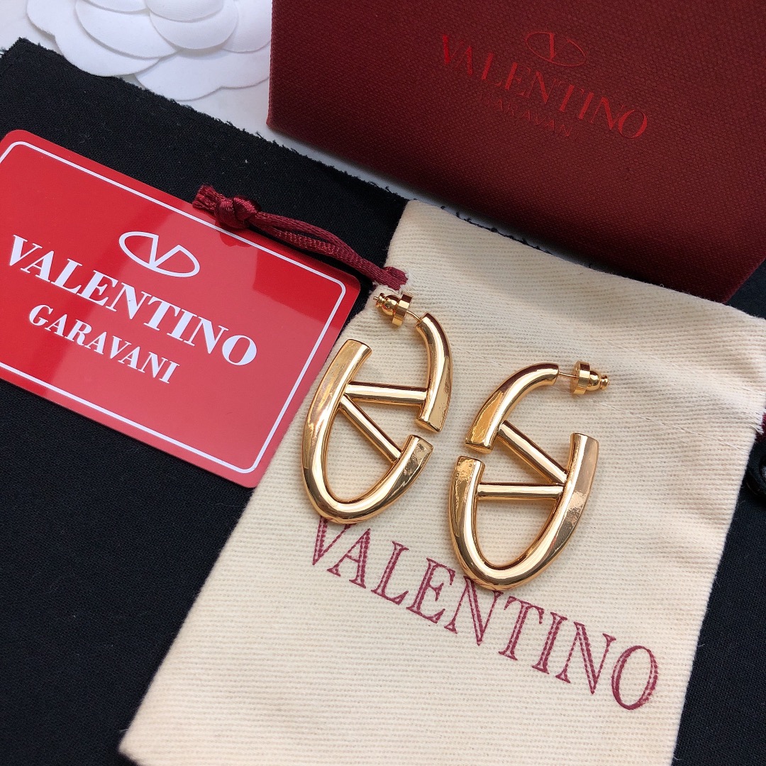 Valentino’s Bold Style: Heavy Earrings and Fire Network on Page 275 - 图片 4